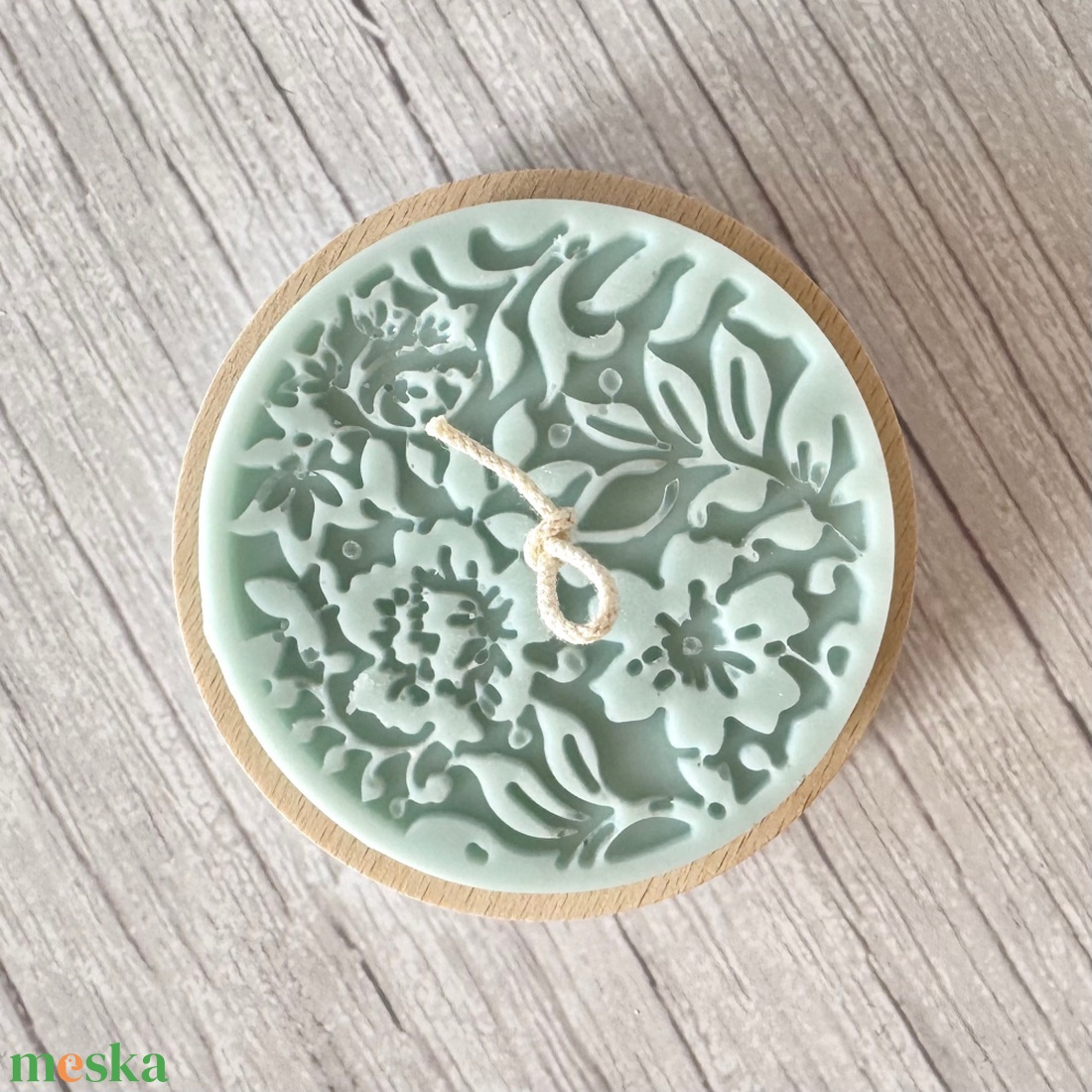 Kézműves gyertya fa tálkában, jégkék szójaviasz dekoráció virág / falevél mintával - otthon & életmód - gyertya, illat, aroma - gyertya - Meska.hu