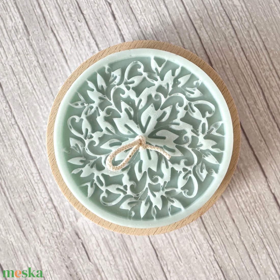 Kézműves gyertya fa tálkában, jégkék szójaviasz dekoráció virág / falevél mintával - otthon & életmód - gyertya, illat, aroma - gyertya - Meska.hu