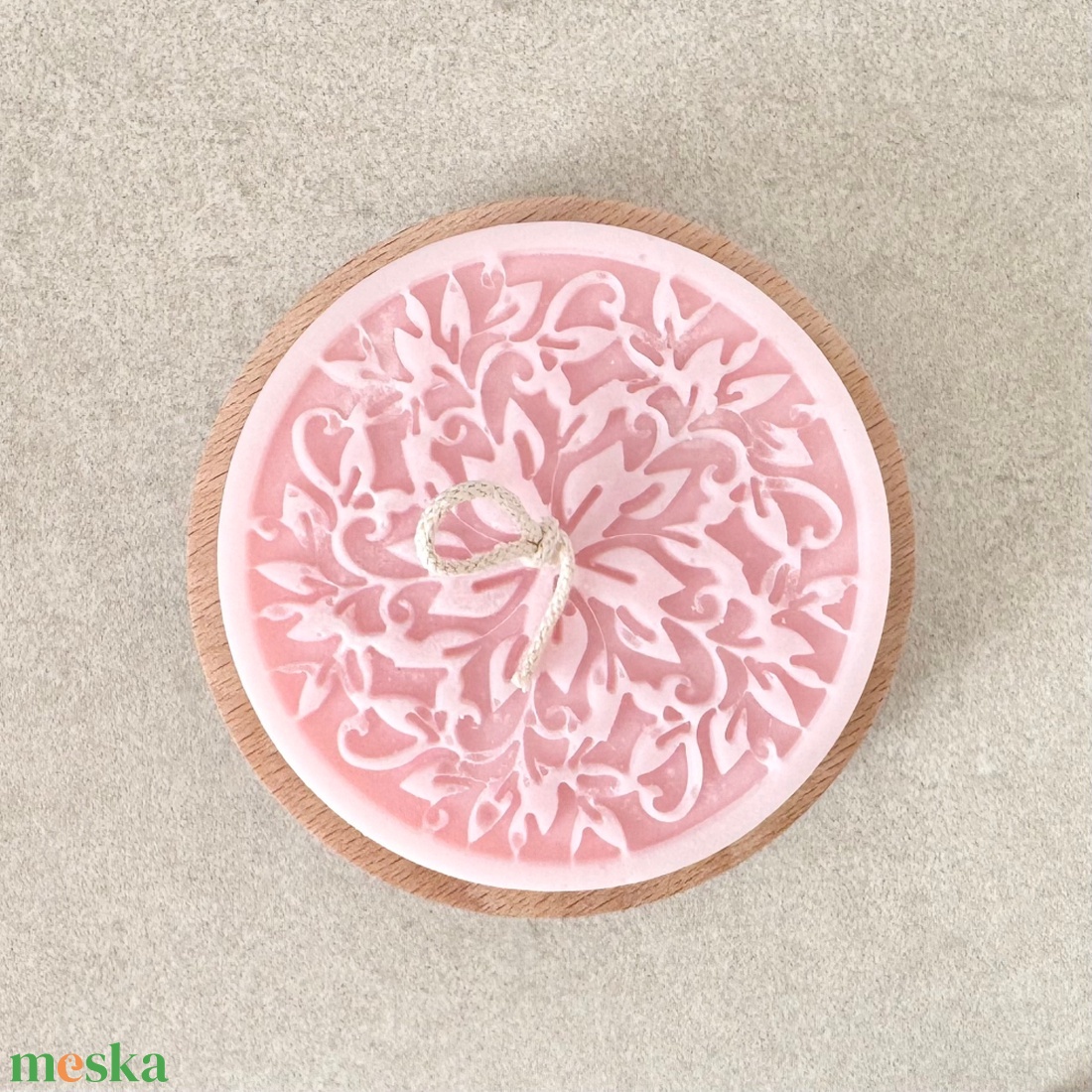 Kézműves gyertya fa tálkában, babarózsaszín szójaviasz dekoráció virág / falevél mintával - otthon & életmód - gyertya, illat, aroma - gyertya - Meska.hu