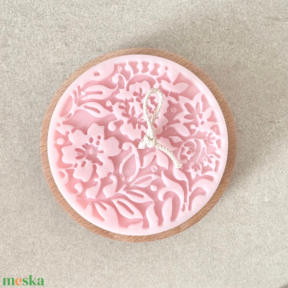 Kézműves gyertya fa tálkában, babarózsaszín szójaviasz dekoráció virág / falevél mintával - otthon & életmód - gyertya, illat, aroma - gyertya - Meska.hu