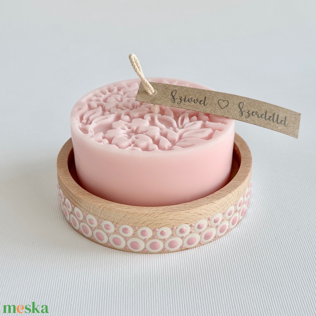 Kézműves gyertya fa tálkában, babarózsaszín szójaviasz dekoráció virág / falevél mintával - otthon & életmód - gyertya, illat, aroma - gyertya - Meska.hu