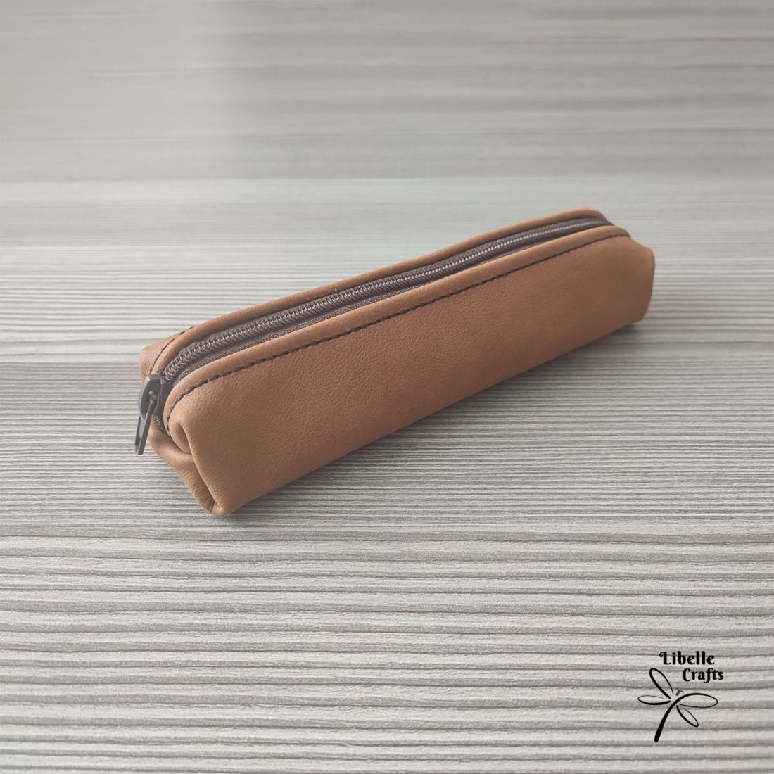 Barna bőrből készült tolltartó - otthon & életmód - papír, írószer - tolltartó & ceruzatekercs - Meska.hu