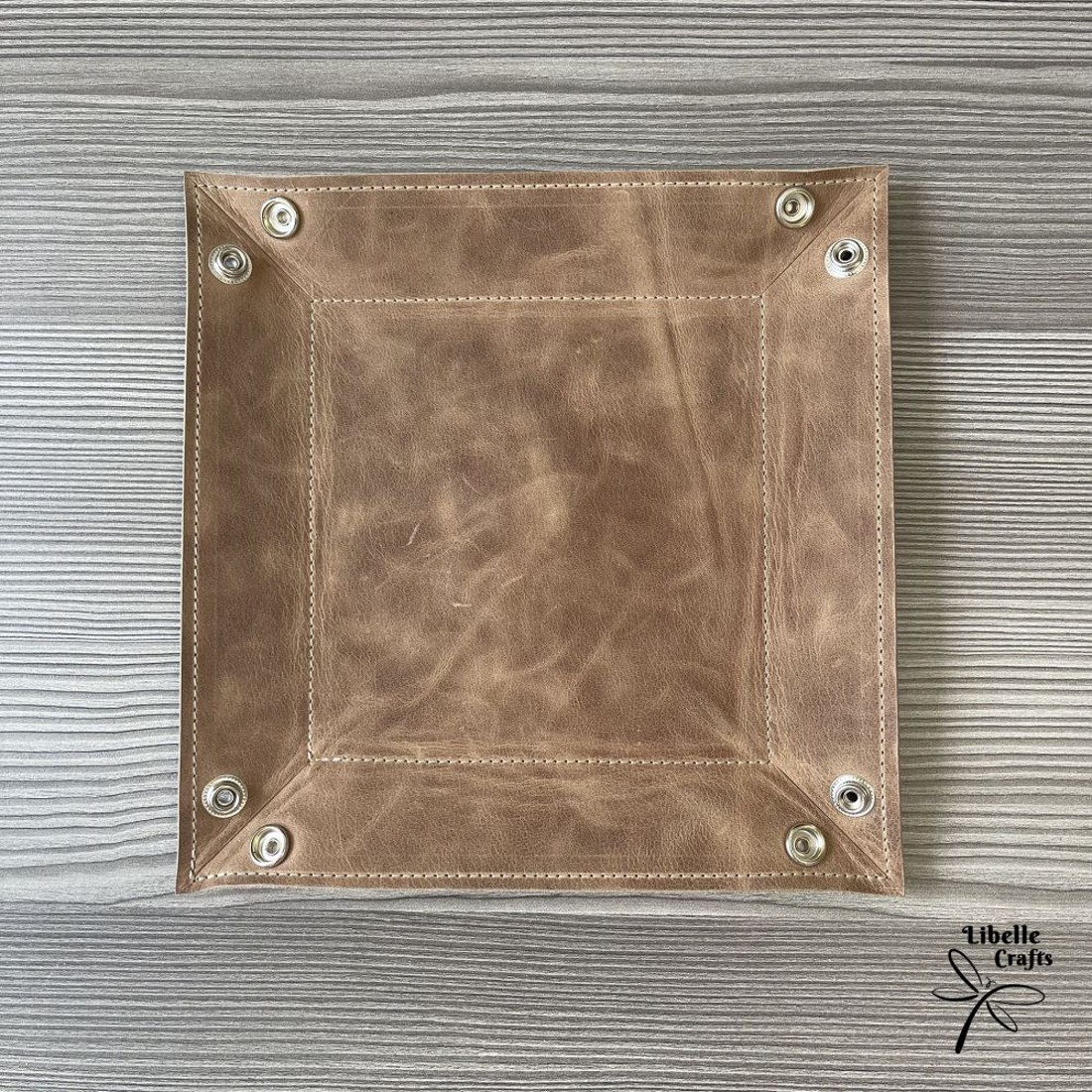 Színes bőr tálca - világosbarna (koptatott) - otthon & életmód - dekoráció - asztal és polc dekoráció - dekorációs tál, tartó - Meska.hu