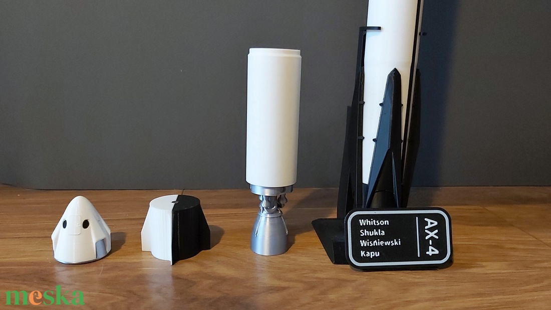 Falcon 9, 1:100 méretarányos rakétamodell. 66 cm magas, szeparálható. Kapu Tibor, a második magyar kutatóűrhajós.   - művészet - makett, modell - Meska.hu