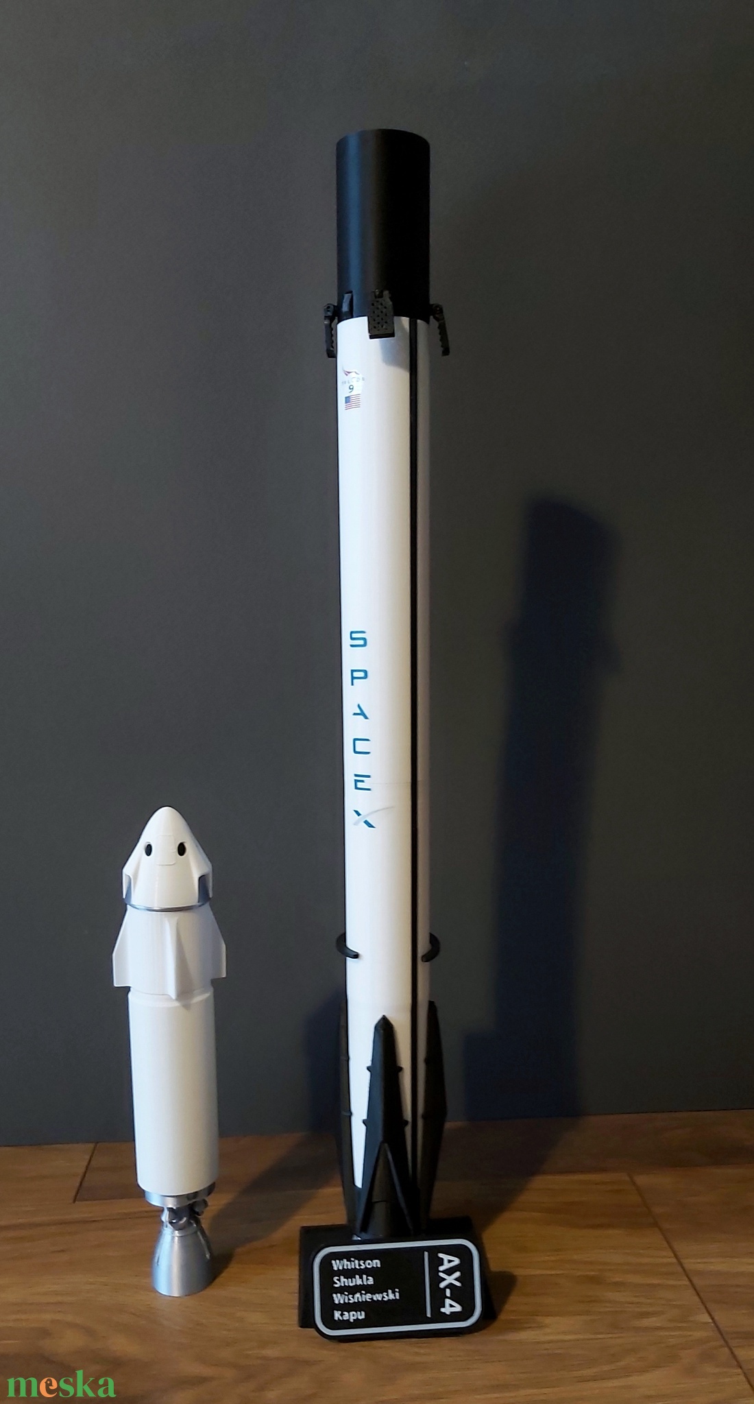 Falcon 9, 1:100 méretarányos rakétamodell. 66 cm magas, szeparálható. Kapu Tibor, a második magyar kutatóűrhajós.   - művészet - makett, modell - Meska.hu