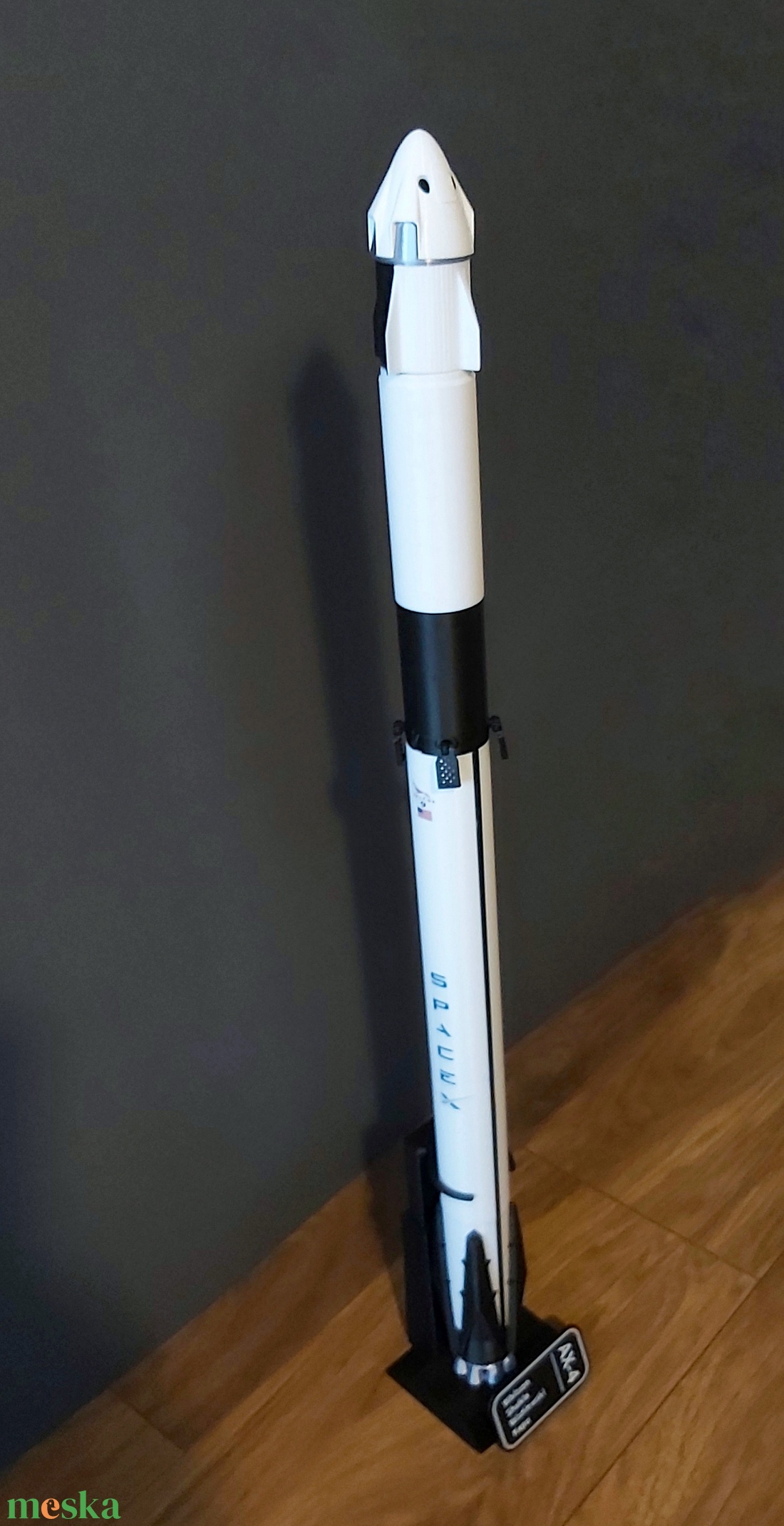 Falcon 9, 1:100 méretarányos rakétamodell. 66 cm magas, szeparálható. Kapu Tibor, a második magyar kutatóűrhajós.   - művészet - makett, modell - Meska.hu