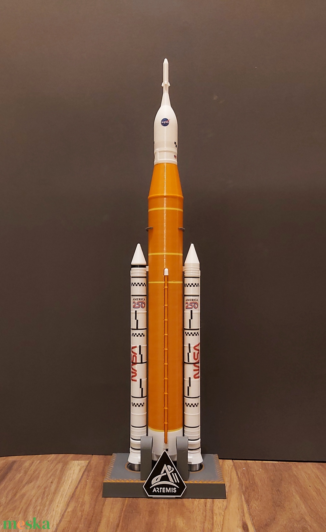 NASA Artemis II SLS rakéta � 1:200 3D nyomtatott gyűjtői modell indítópad standdal. Kb 50 cm magas! - otthon & életmód - dekoráció - dísztárgy - Meska.hu