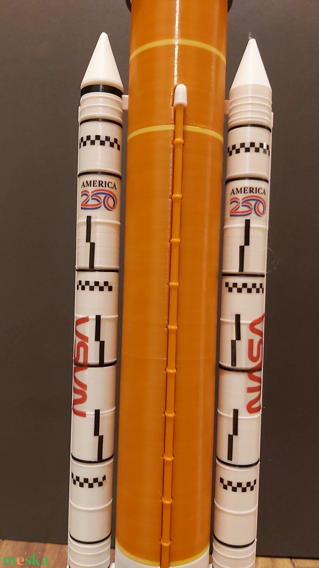 NASA Artemis II SLS rakéta � 1:200 3D nyomtatott gyűjtői modell indítópad standdal. Kb 50 cm magas! - otthon & életmód - dekoráció - dísztárgy - Meska.hu
