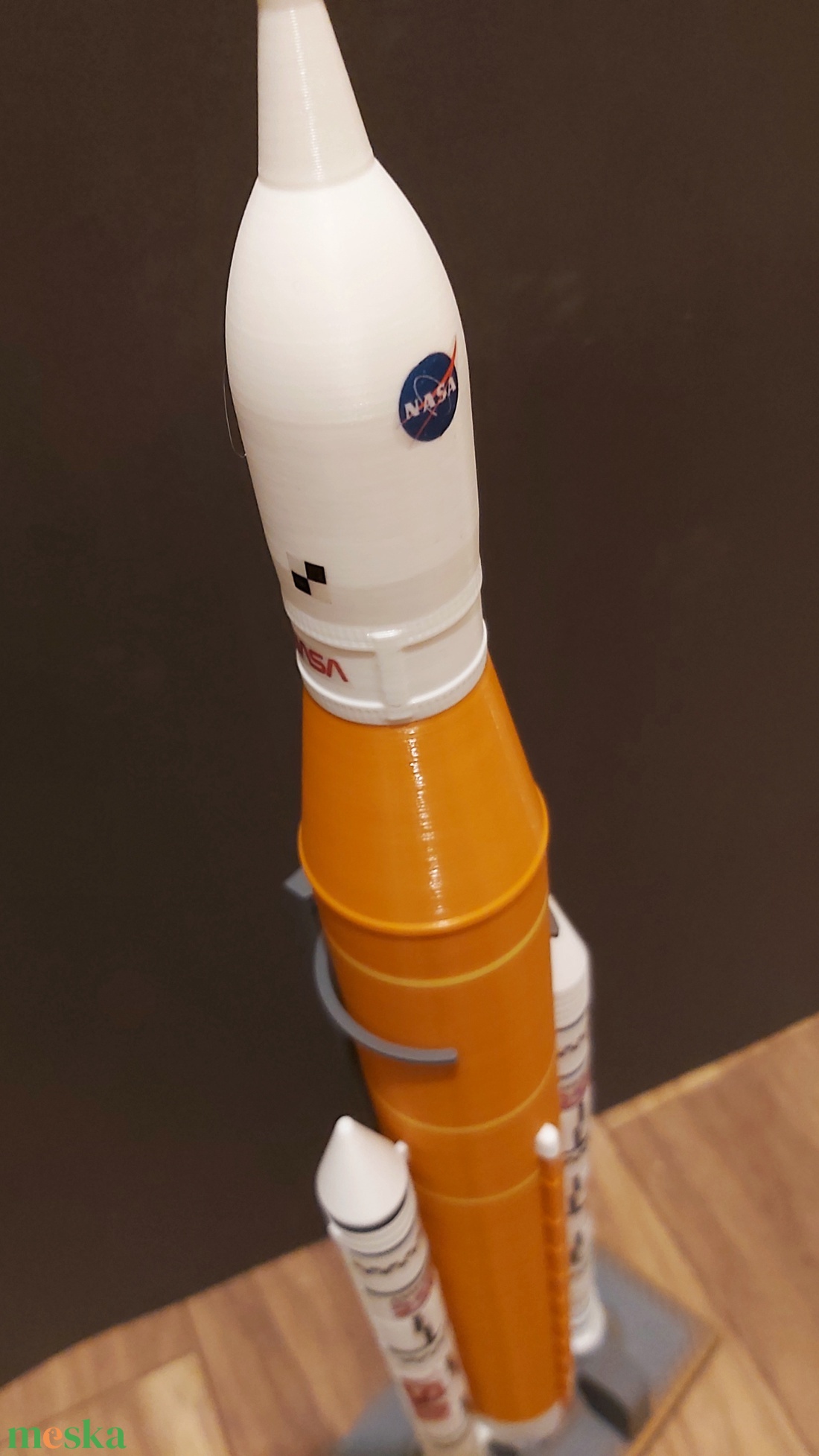 NASA Artemis II SLS rakéta � 1:200 3D nyomtatott gyűjtői modell indítópad standdal. Kb 50 cm magas! - otthon & életmód - dekoráció - dísztárgy - Meska.hu
