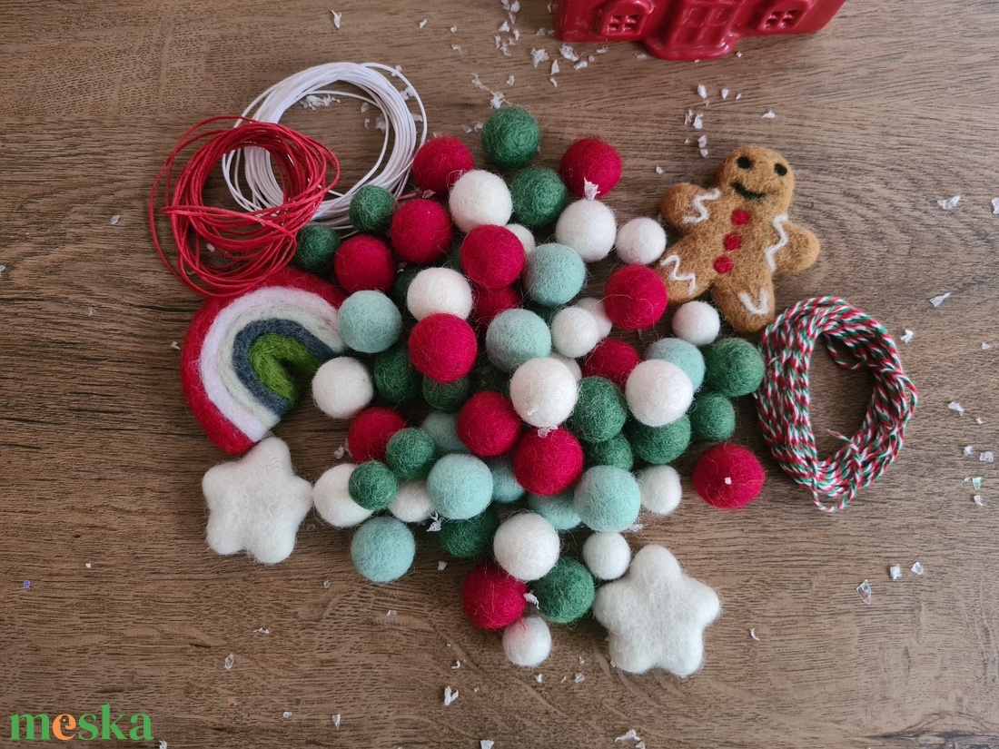 DIY Csinald magad karacsonyi filcgolyo csomag. Pom pom dekoracio, girland, karacsonyfa disz.Tradicionlis szinek - diy (csináld magad) - egységcsomag - Meska.hu
