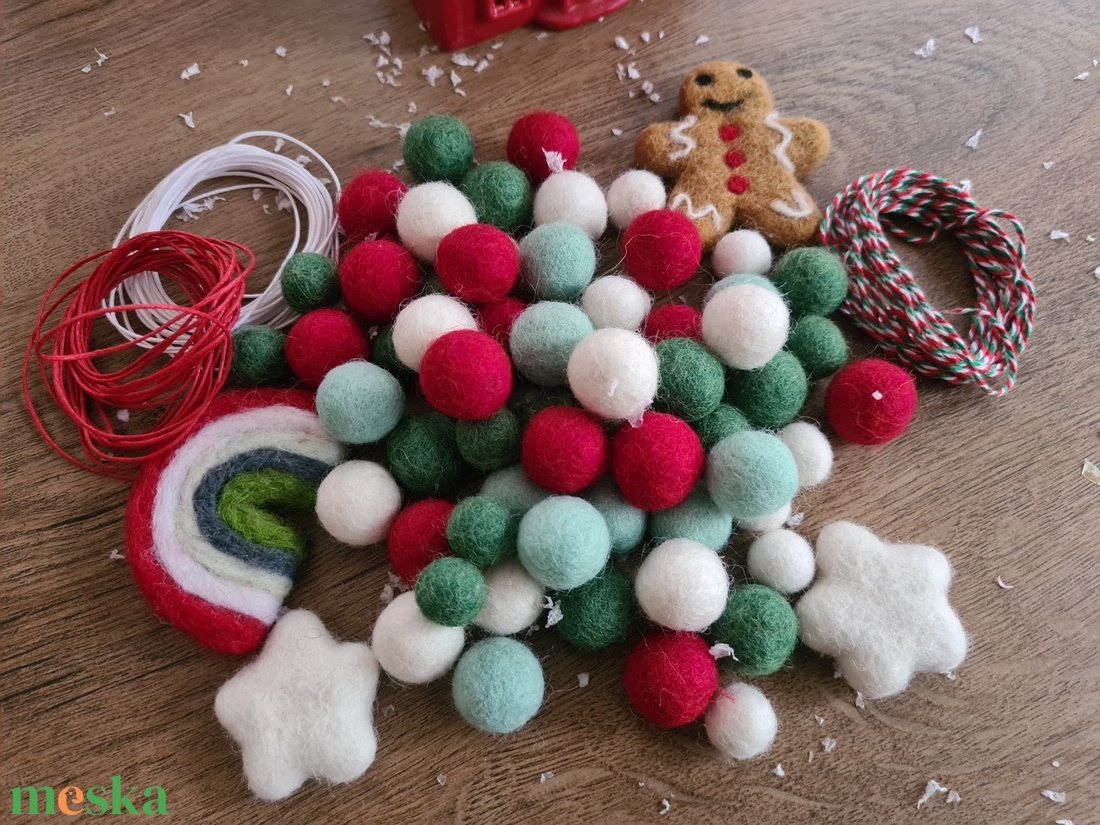 DIY Csinald magad karacsonyi filcgolyo csomag. Pom pom dekoracio, girland, karacsonyfa disz.Tradicionlis szinek - diy (csináld magad) - egységcsomag - Meska.hu