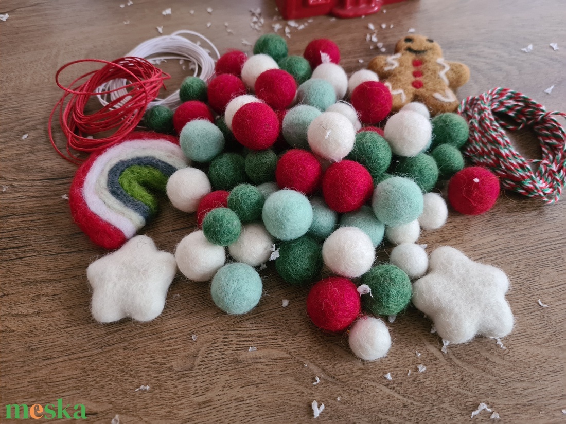 DIY Csinald magad karacsonyi filcgolyo csomag. Pom pom dekoracio, girland, karacsonyfa disz.Tradicionlis szinek - diy (csináld magad) - egységcsomag - Meska.hu