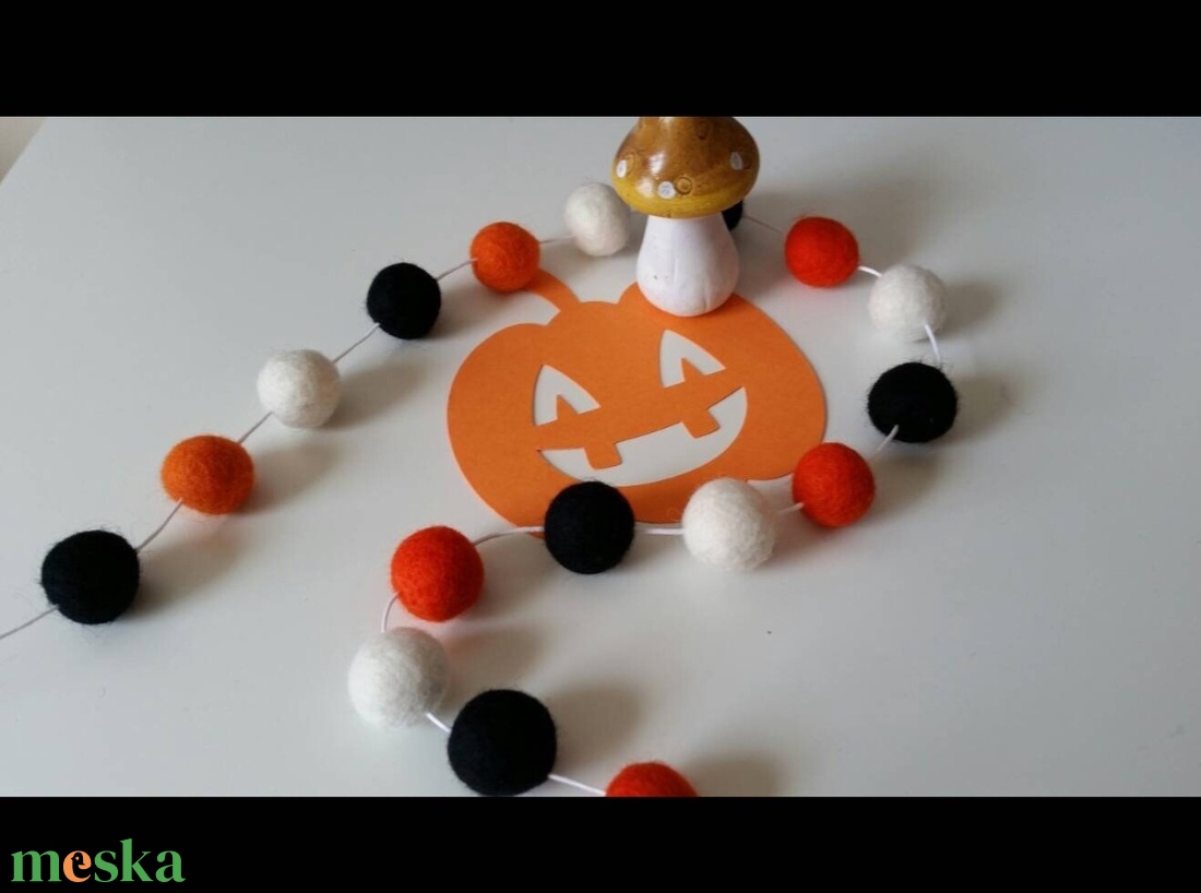 Őszi Halloween dekoráció,nemezgolyó  fűzr.  Filcgoly dekor, Halloween pom pom girland - otthon & életmód - dekoráció - halloween - halloweeni dekoráció - Meska.hu
