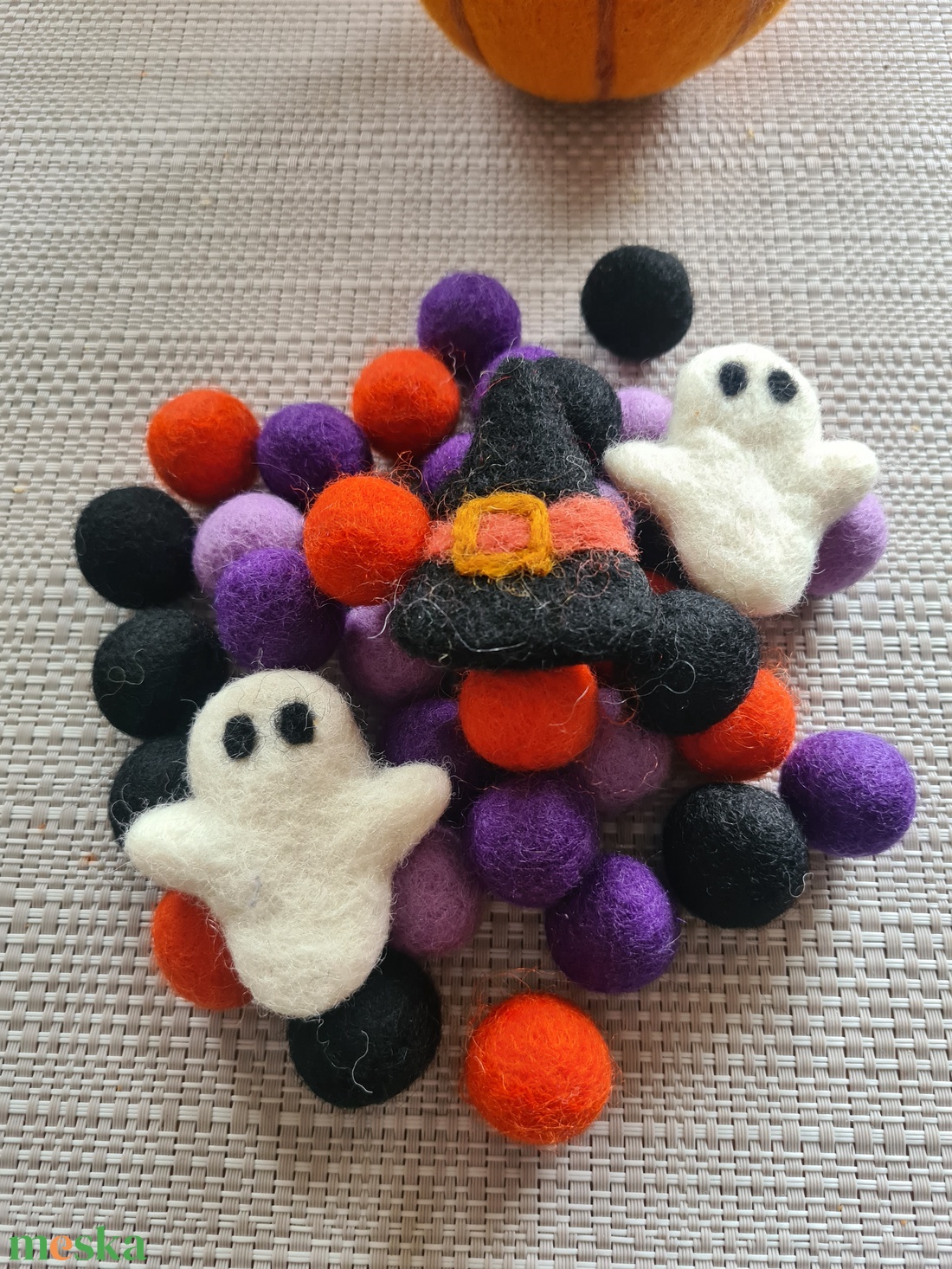 Halloween asztali dekoracio csomag!50 filcgolyoval +2 nemezelt szellem es boszorkany sapka kzműves csomag  - diy (csináld magad) - egységcsomag - Meska.hu