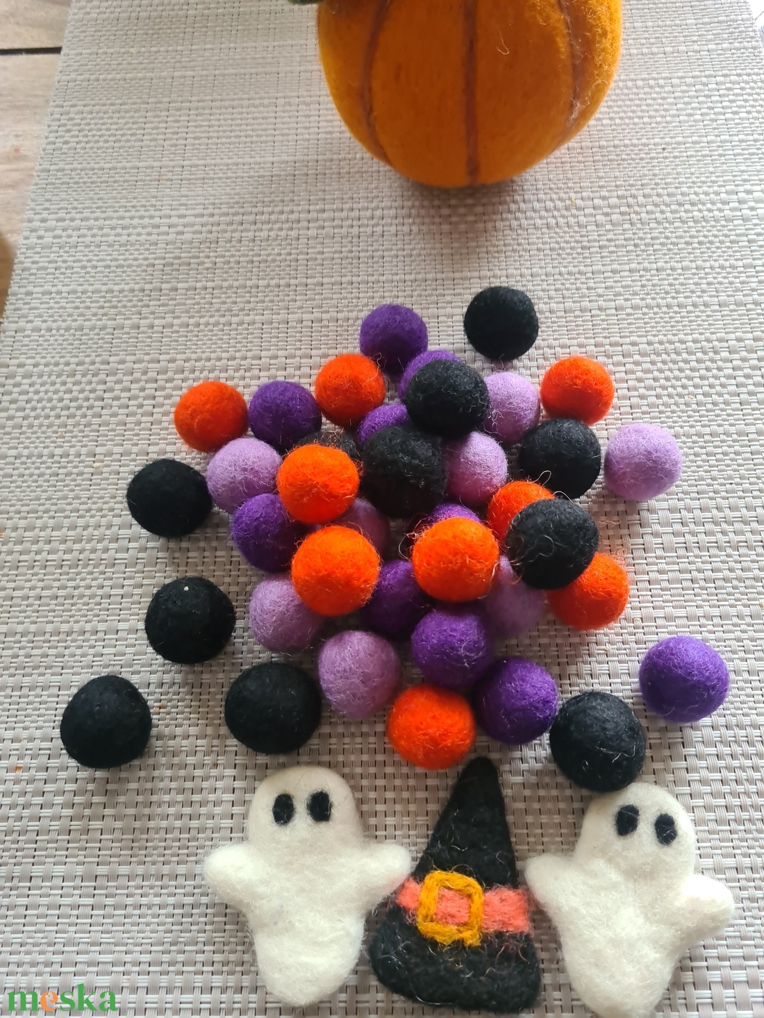 Halloween asztali dekoracio csomag!50 filcgolyoval +2 nemezelt szellem es boszorkany sapka kzműves csomag  - diy (csináld magad) - egységcsomag - Meska.hu