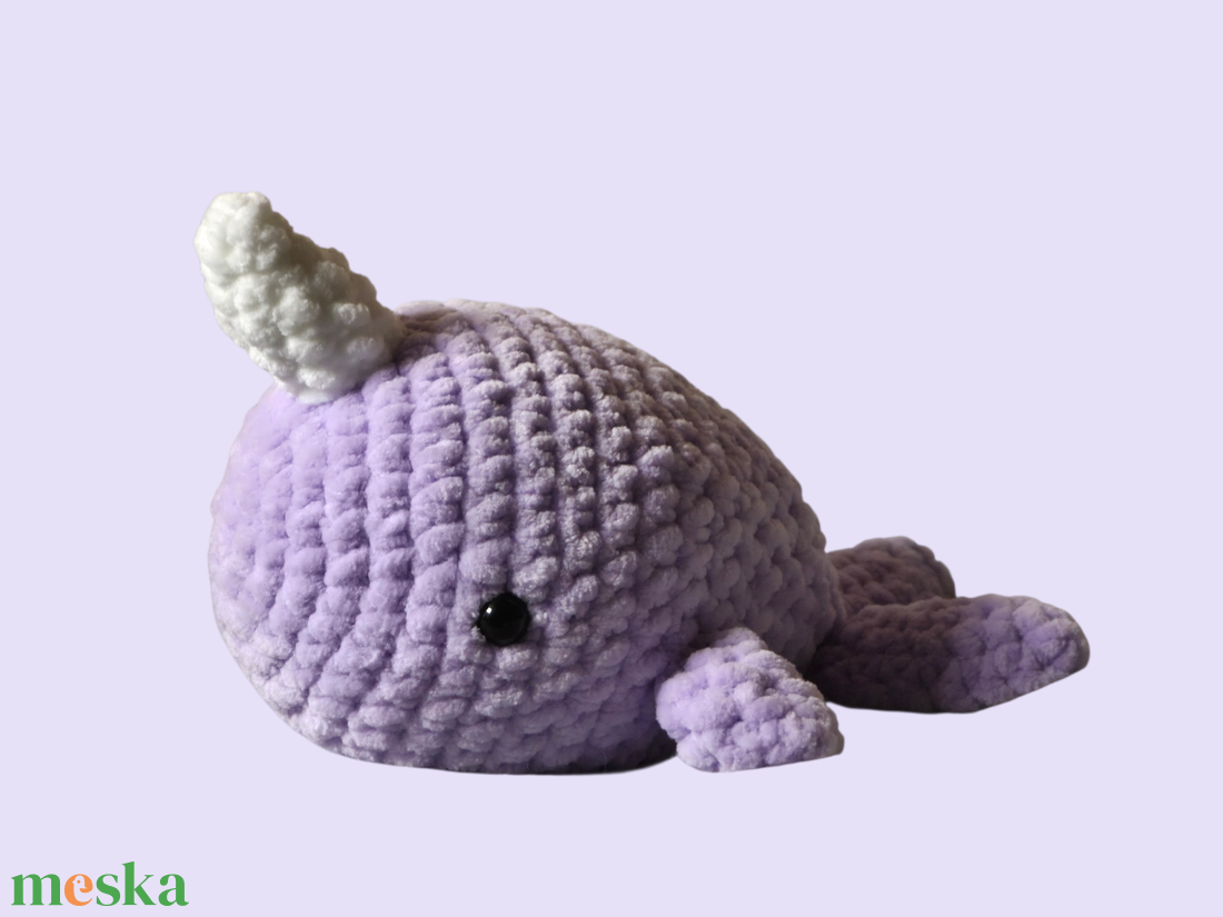 Horgolt lila narvál - játék & sport - plüssállat & játékfigura - hal - Meska.hu