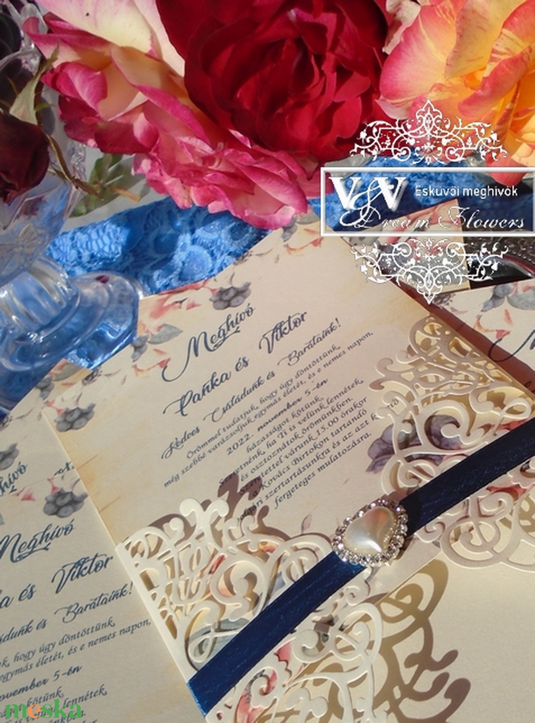 Esküvői meghívó strasszos szív medállal lézervágott dísztokkal - esküvő - meghívó & kártya - meghívó - Meska.hu