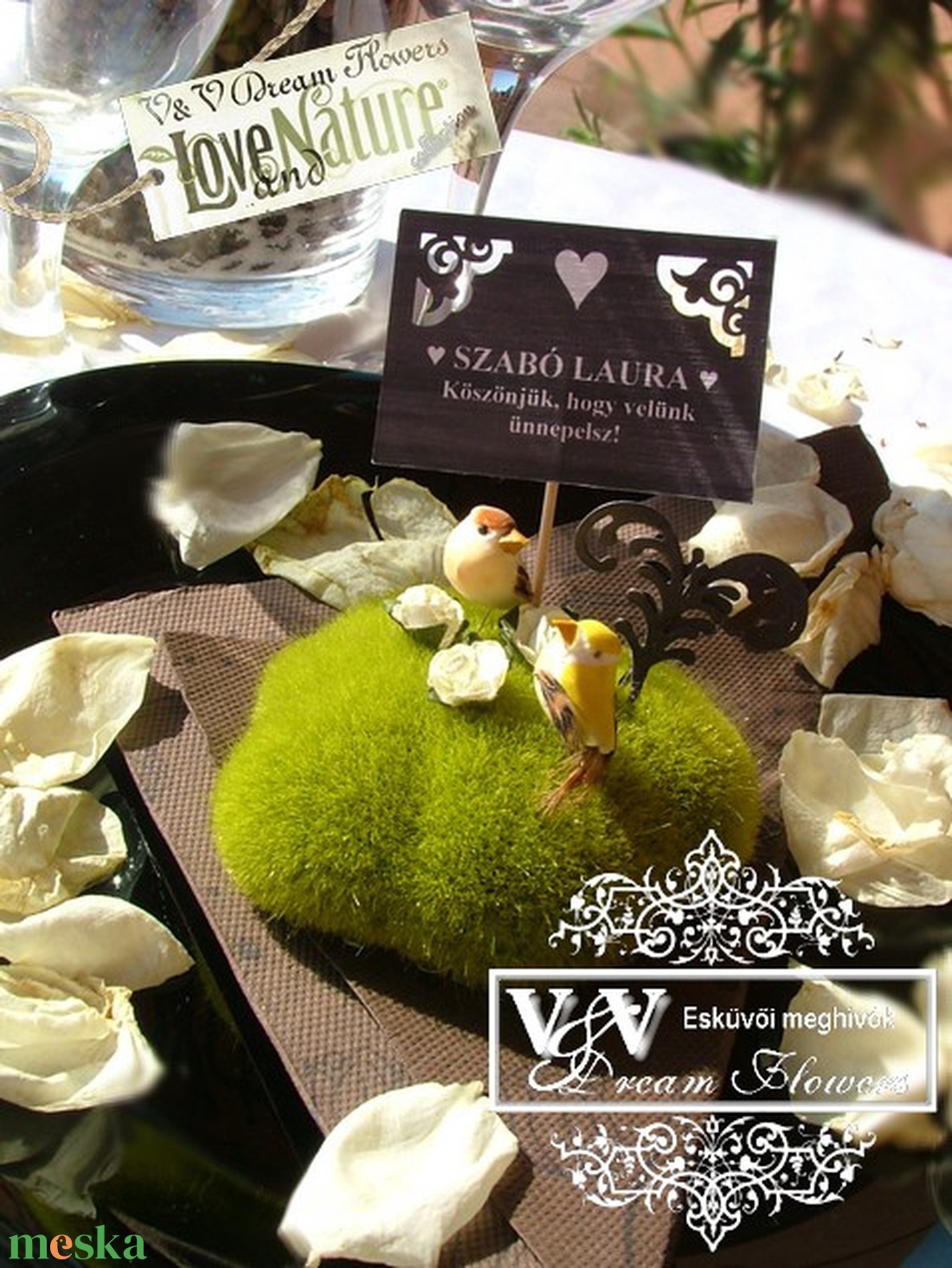 Esküvői ültetőkártya mohával kismadarakkal madarak szigete erdei és greenery esküvőre - esküvő - meghívó & kártya - ültetési rend - Meska.hu