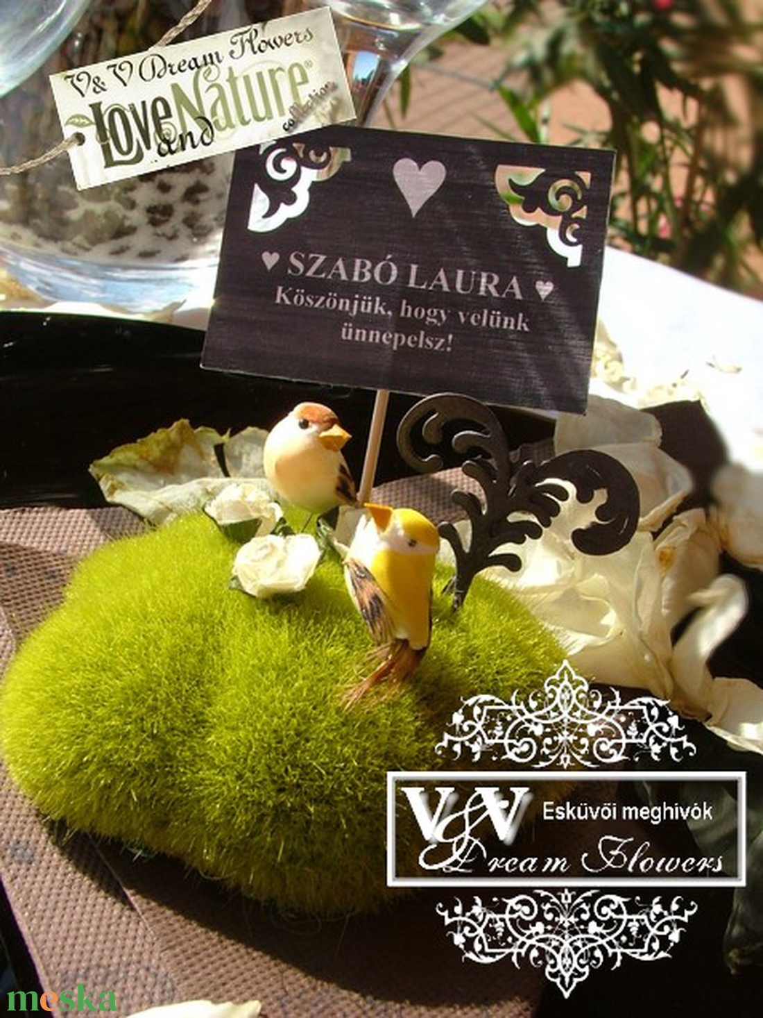 Esküvői ültetőkártya mohával kismadarakkal madarak szigete erdei és greenery esküvőre - esküvő - meghívó & kártya - ültetési rend - Meska.hu