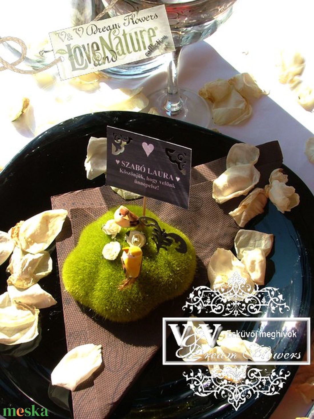 Esküvői ültetőkártya mohával kismadarakkal madarak szigete erdei és greenery esküvőre - esküvő - meghívó & kártya - ültetési rend - Meska.hu