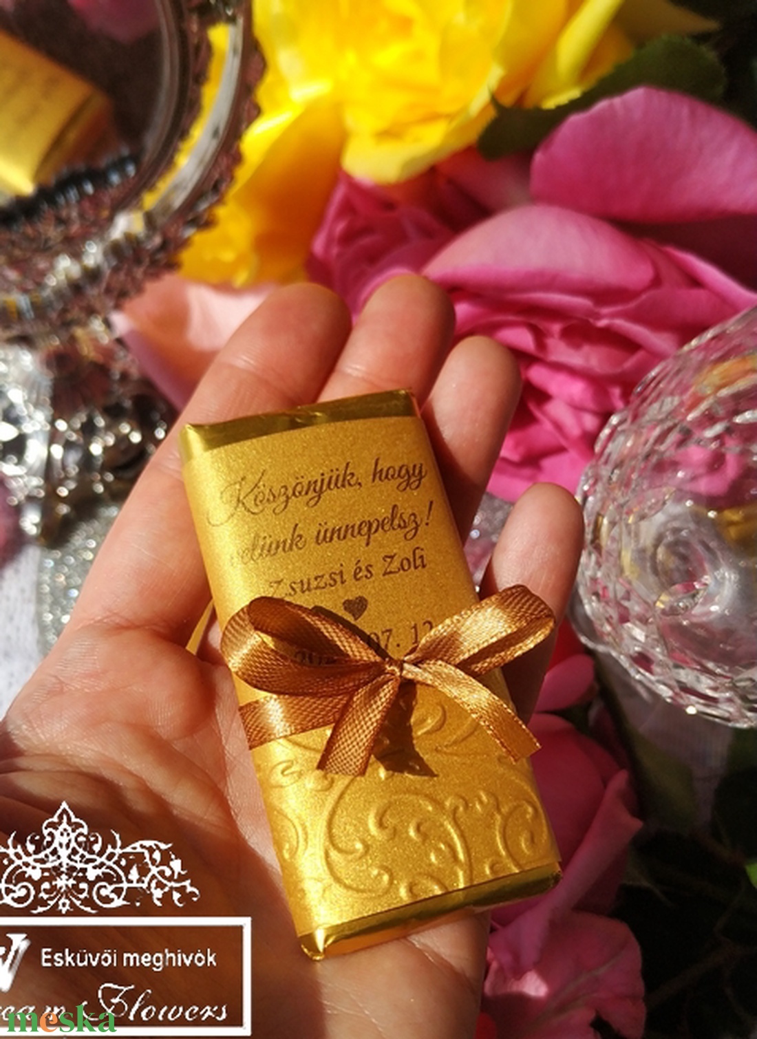 Csokoládé köszönőajándék arany domborított mintás díszpapírral arany szalaggal 8x4 cm - esküvő - emlék & ajándék - köszönőajándék - Meska.hu Csokoládé köszönőajándék arany domborított mintás díszpapírral arany szalaggal 8x4 cm - esküvő - emlék & ajándék - köszönőajándék - Meska.hu