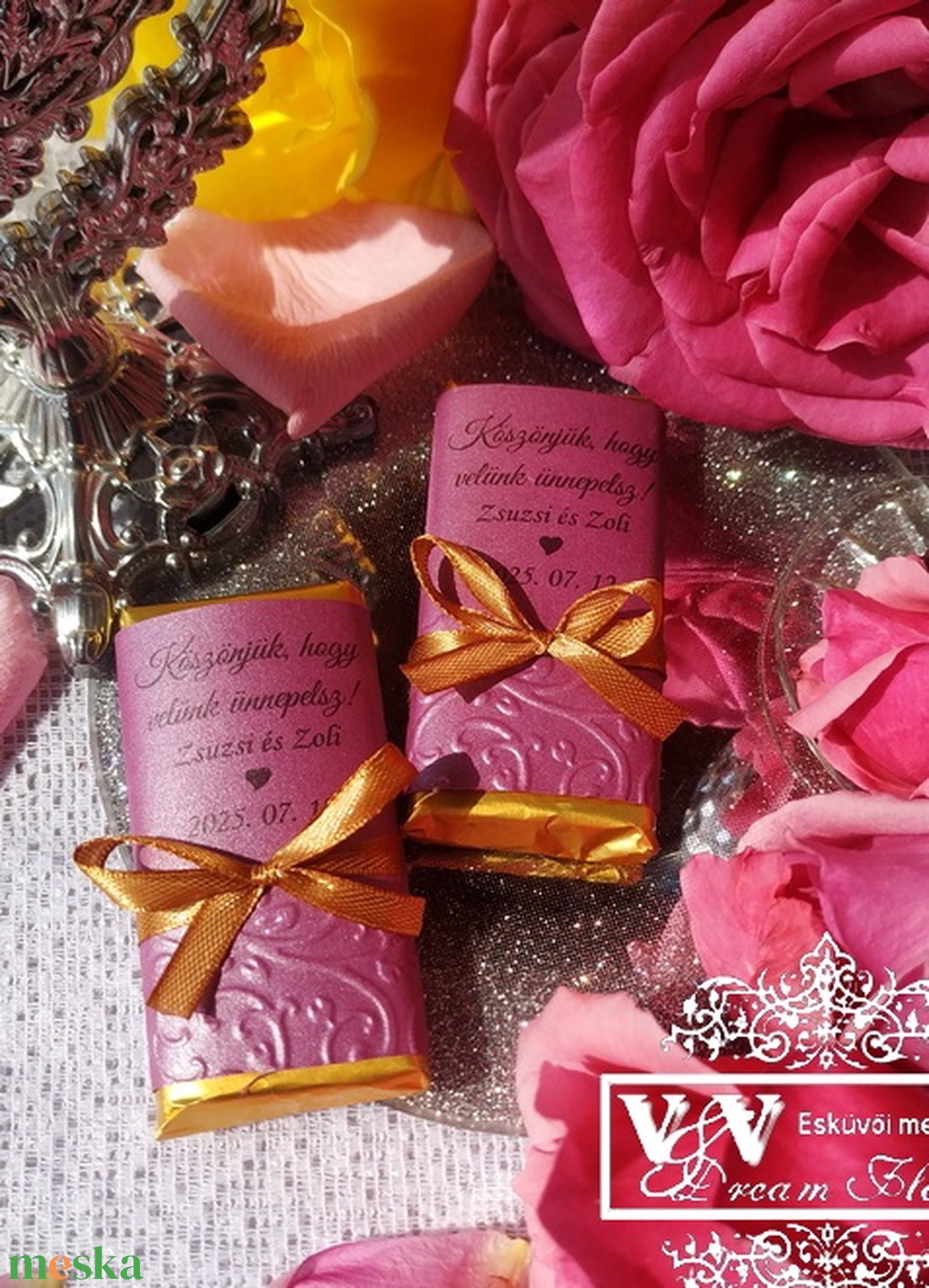 Csokoládé köszönőajándék lila domborított mintás díszpapírral arany szalaggal 8x4 cm - esküvő - emlék & ajándék - köszönőajándék - Meska.hu Csokoládé köszönőajándék lila domborított mintás díszpapírral arany szalaggal 8x4 cm - esküvő - emlék & ajándék - köszönőajándék - Meska.hu