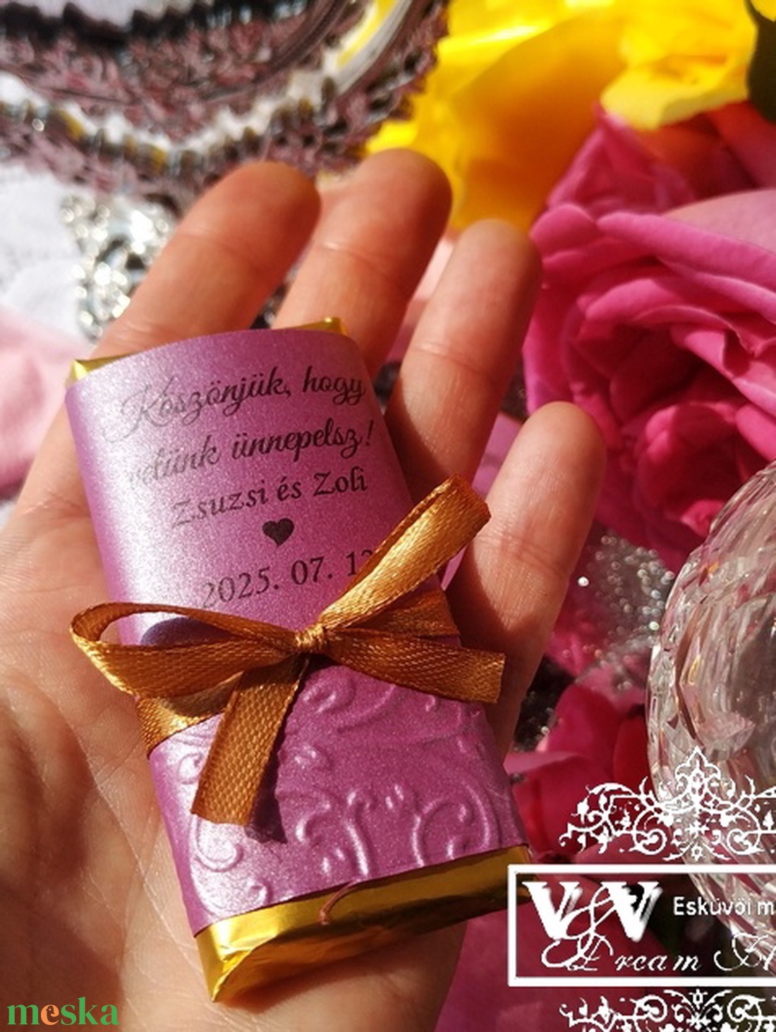 Csokoládé köszönőajándék lila domborított mintás díszpapírral arany szalaggal 8x4 cm - esküvő - emlék & ajándék - köszönőajándék - Meska.hu Csokoládé köszönőajándék lila domborított mintás díszpapírral arany szalaggal 8x4 cm - esküvő - emlék & ajándék - köszönőajándék - Meska.hu