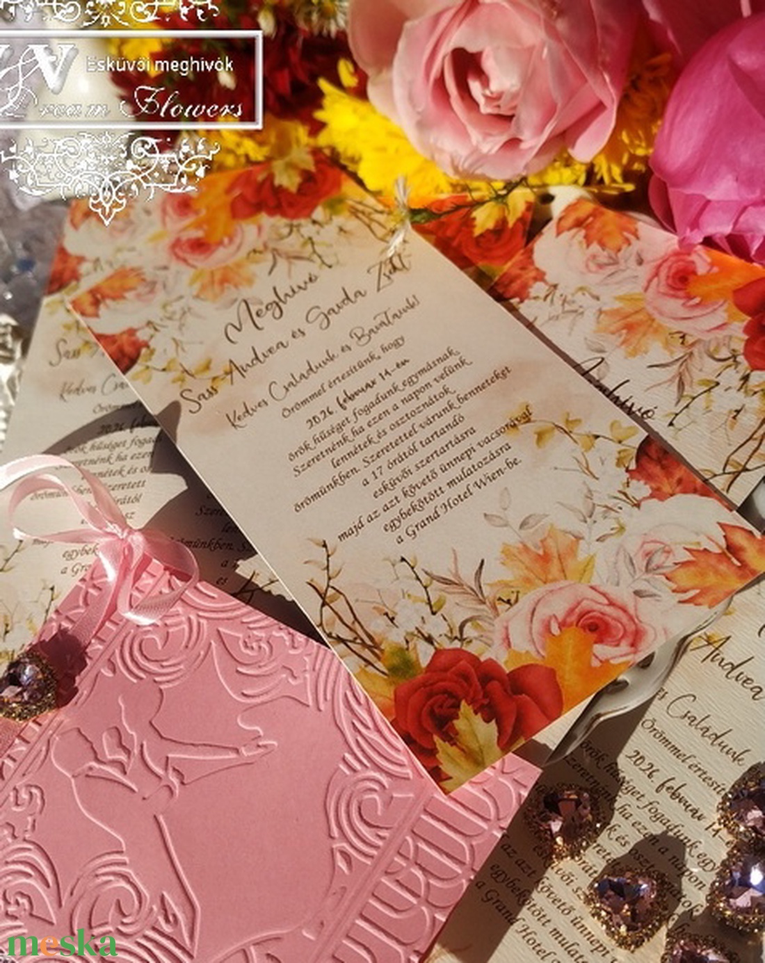 Virágos esküvői meghívó szív kristály medállal és táncoló jegyespárral - esküvő - meghívó & kártya - meghívó - Meska.hu