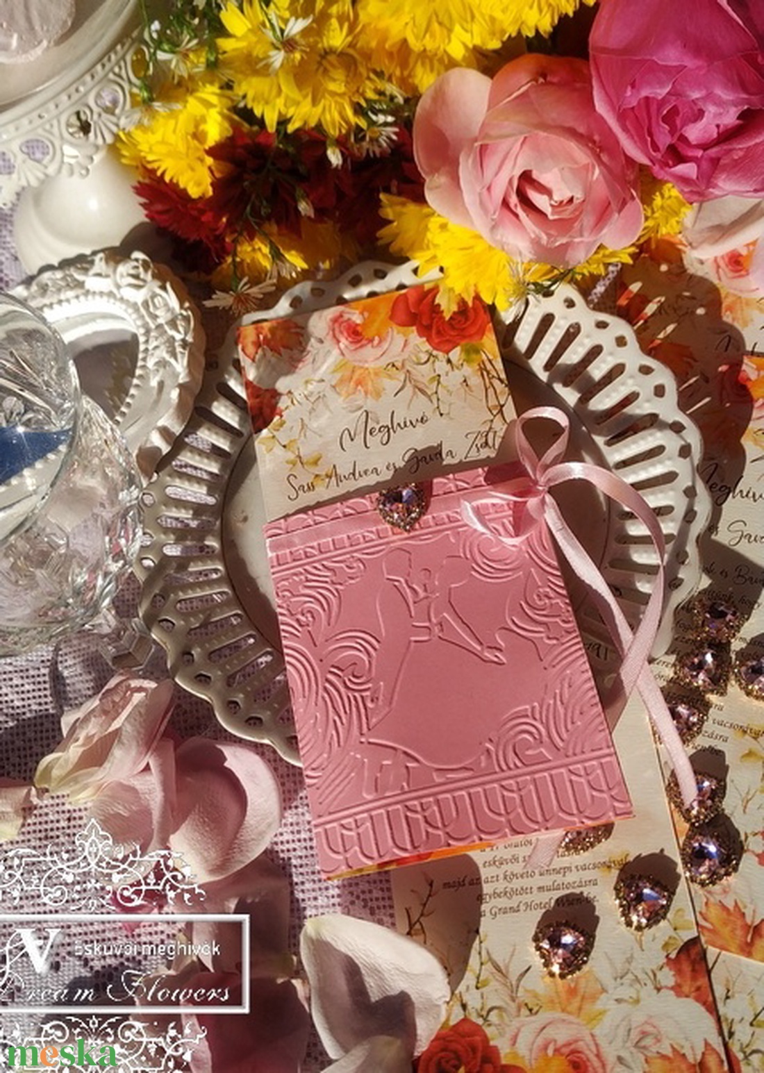 Virágos esküvői meghívó szív kristály medállal és táncoló jegyespárral - esküvő - meghívó & kártya - meghívó - Meska.hu