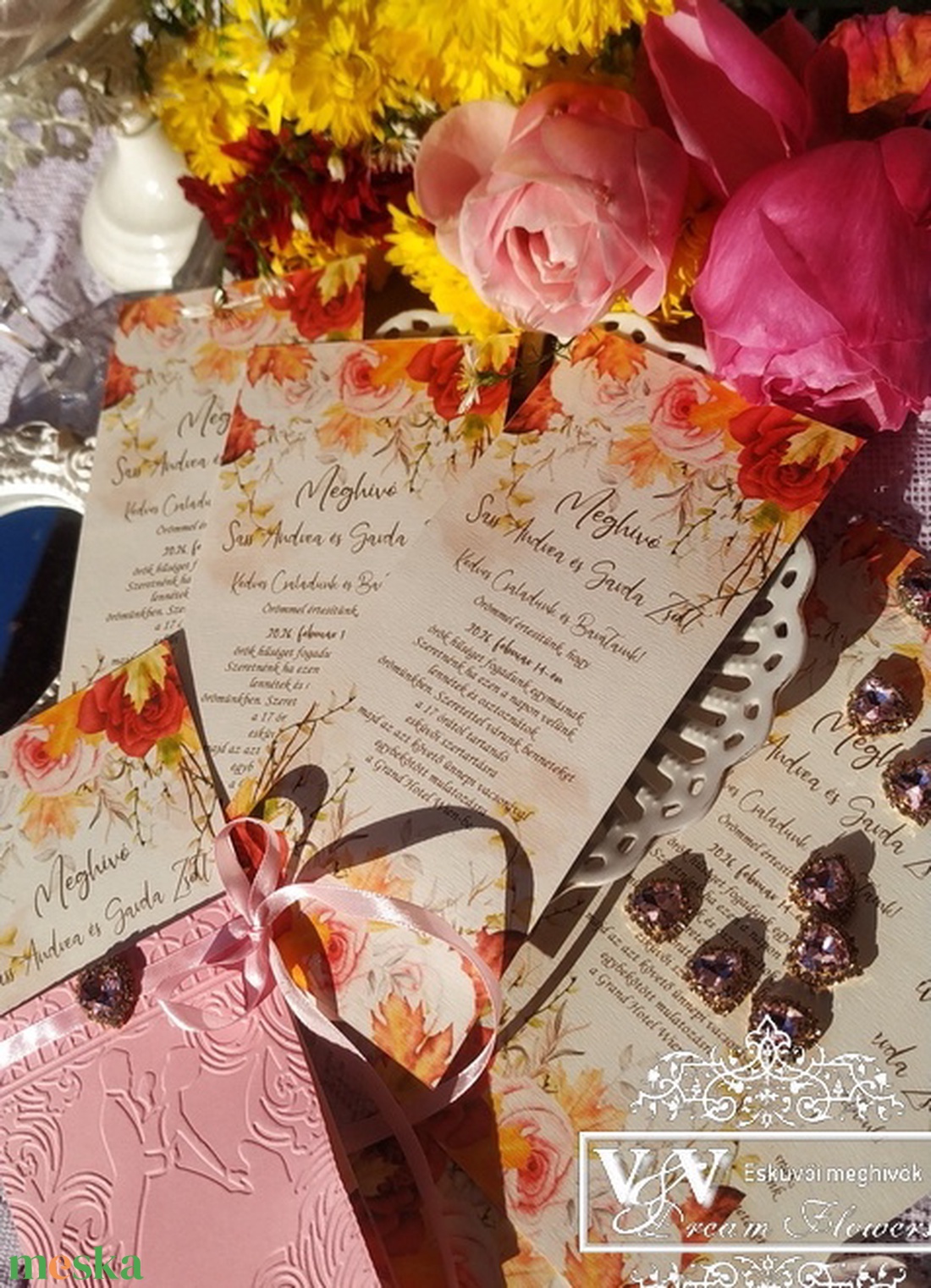 Virágos esküvői meghívó szív kristály medállal és táncoló jegyespárral - esküvő - meghívó & kártya - meghívó - Meska.hu