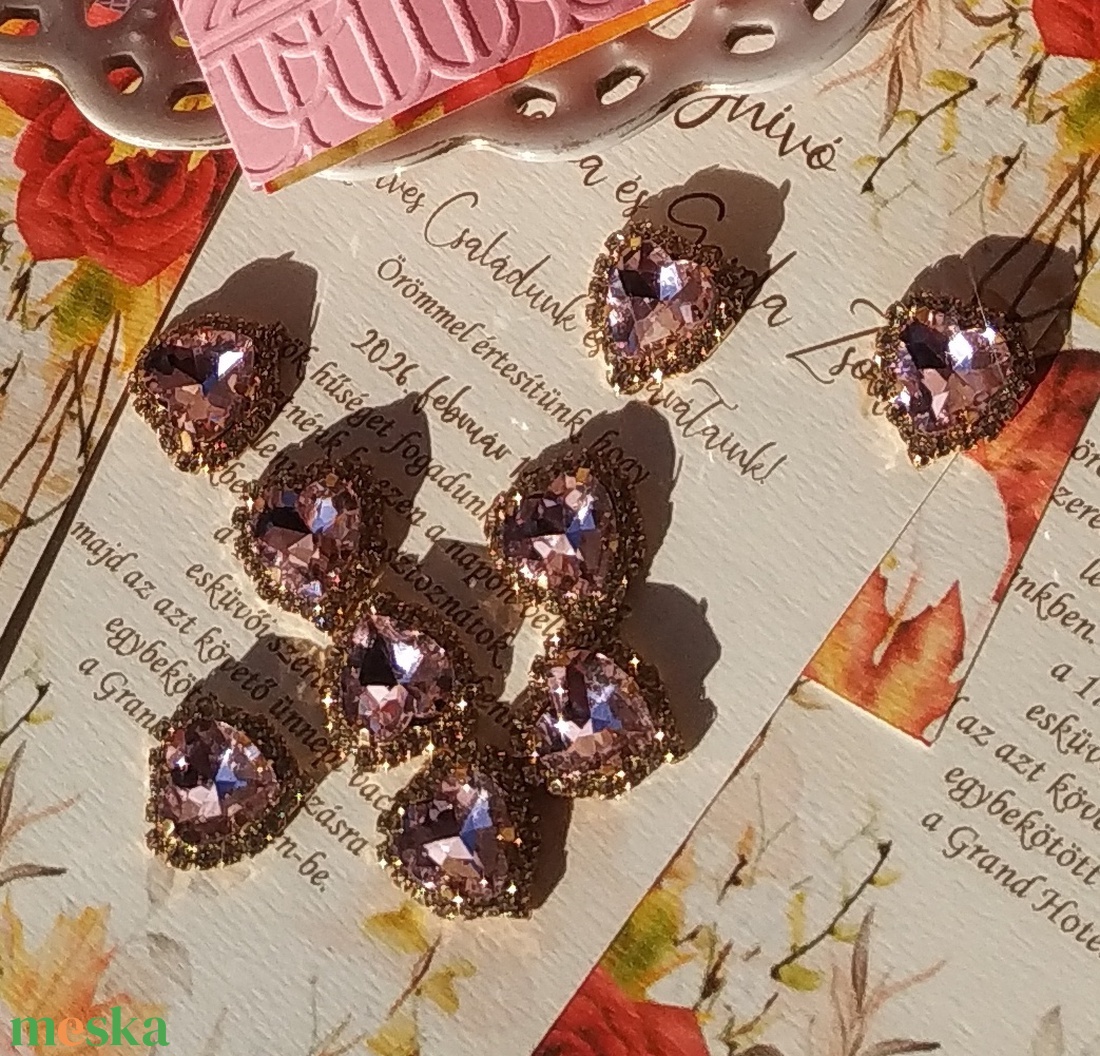 Virágos esküvői meghívó szív kristály medállal és táncoló jegyespárral - esküvő - meghívó & kártya - meghívó - Meska.hu