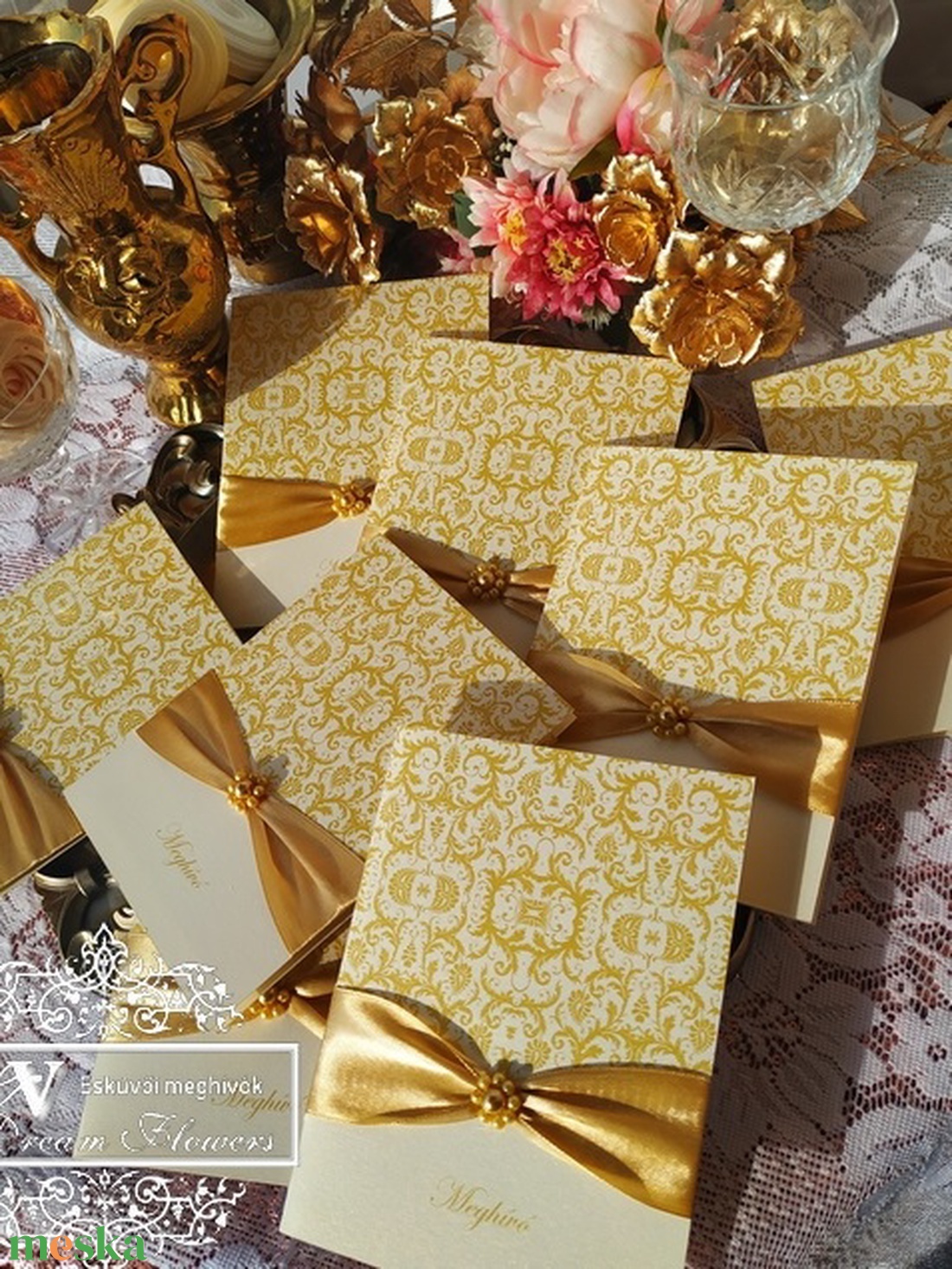 Esküvői meghívó arany színű mintával gyöngyös díszítéssel program tervezettel romantikus, Bridgerton stílusú esküvőre is - esküvő - meghívó & kártya - meghívó - Meska.hu