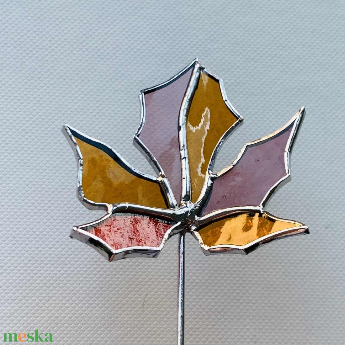 Őszi levélke - A levél színes üvegből készült, 22 cm szárral ( 1 db ) - Tiffany - otthon & életmód - dekoráció - asztal és polc dekoráció - díszüveg - Meska.hu Őszi levélke - A levél színes üvegből készült, 22 cm szárral ( 1 db ) - Tiffany - otthon & életmód - dekoráció - asztal és polc dekoráció - díszüveg - Meska.hu