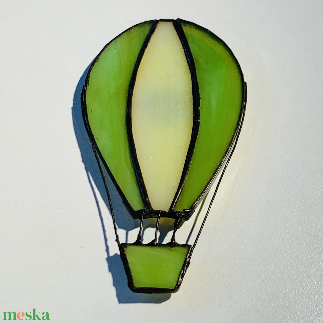 Hőlégballon  - Tiffany festett üveg - otthon & életmód - konyhafelszerelés, tálalás - konyhai dekoráció - hűtőmágnes - Meska.hu