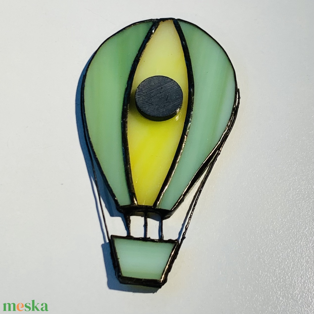 Hőlégballon  - Tiffany festett üveg - otthon & életmód - konyhafelszerelés, tálalás - konyhai dekoráció - hűtőmágnes - Meska.hu