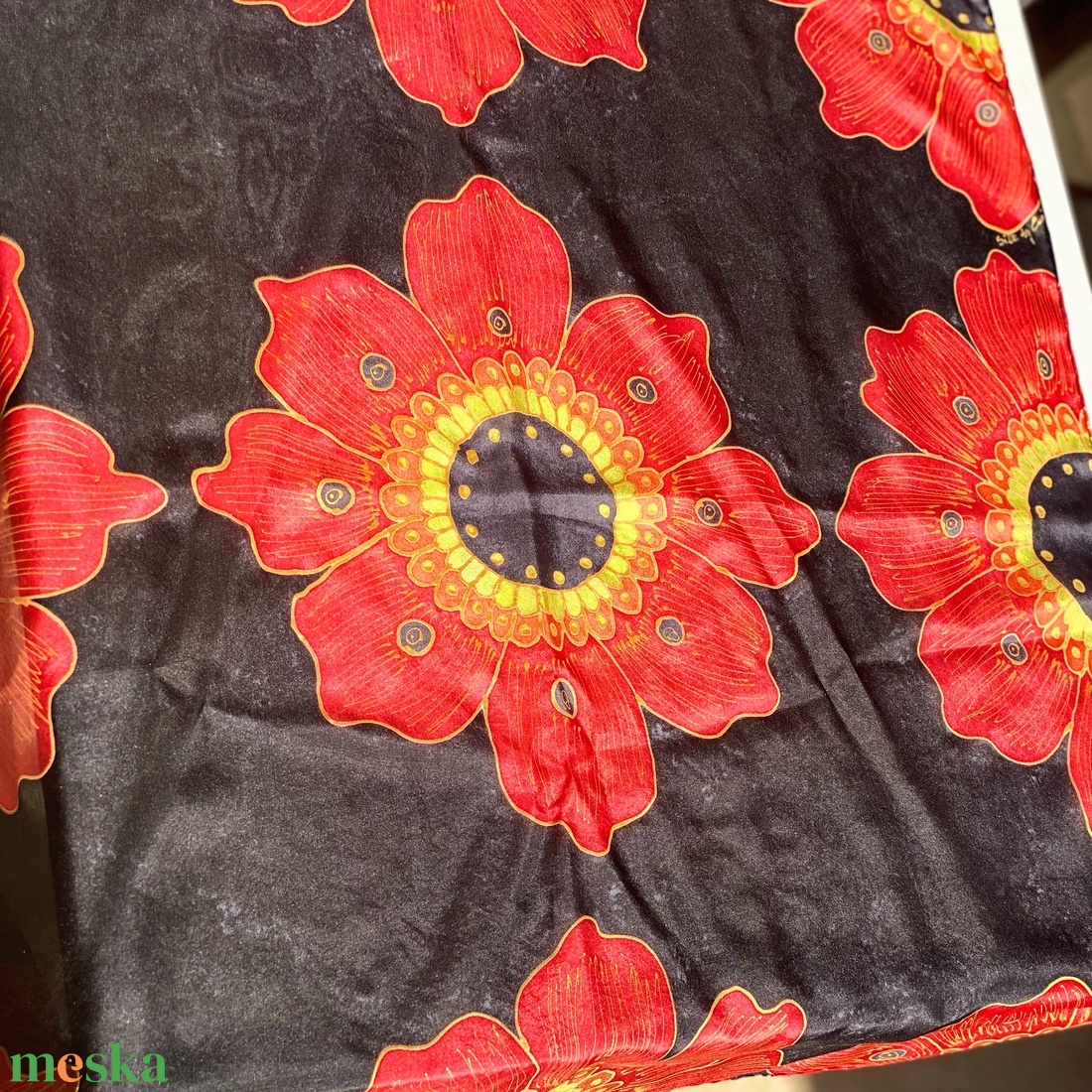 Fekete piros indiai mintás kézzel festett  selyemkendő sál - ruha & divat - sál, sapka, kendő - kendő - Meska.hu