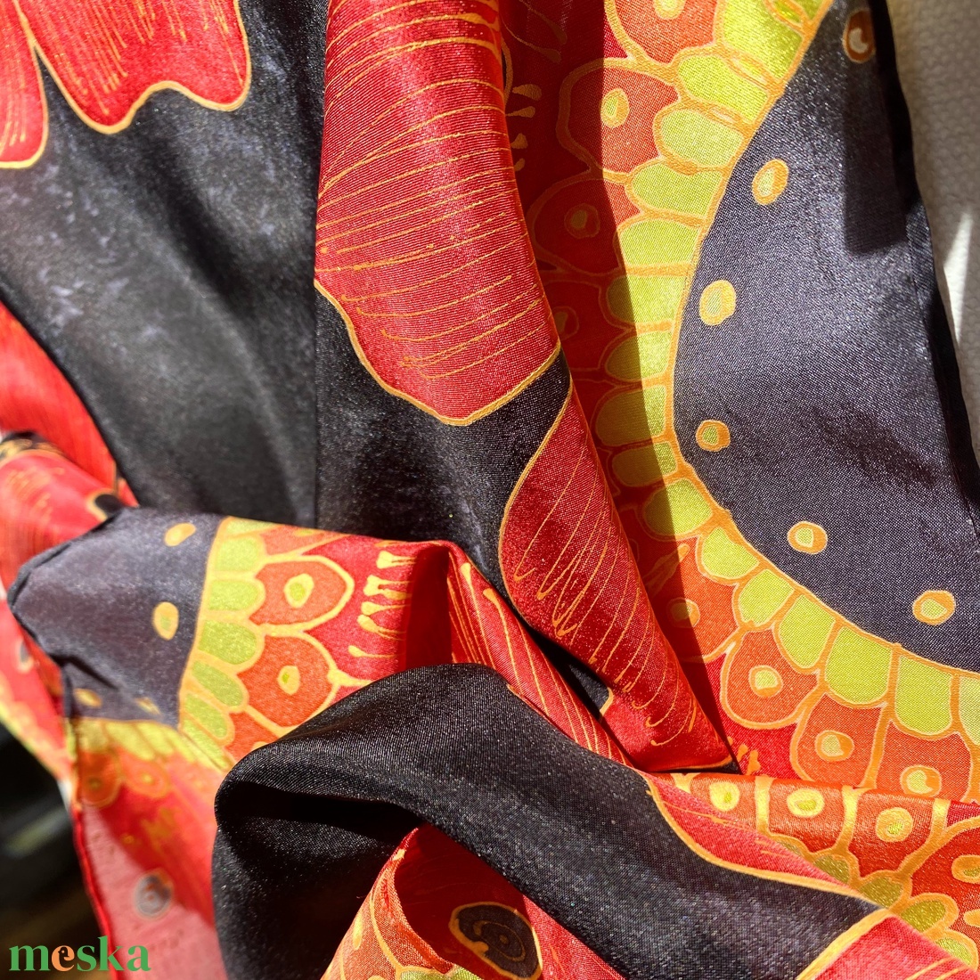 Fekete piros indiai mintás kézzel festett  selyemkendő sál - ruha & divat - sál, sapka, kendő - kendő - Meska.hu