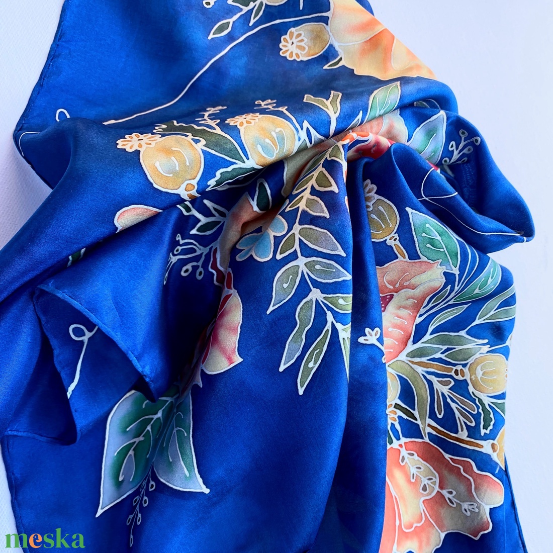 Kék virágos mintás kézzel festett  selyemkendő sál 70x70 cm - ruha & divat - sál, sapka, kendő - kendő - Meska.hu
