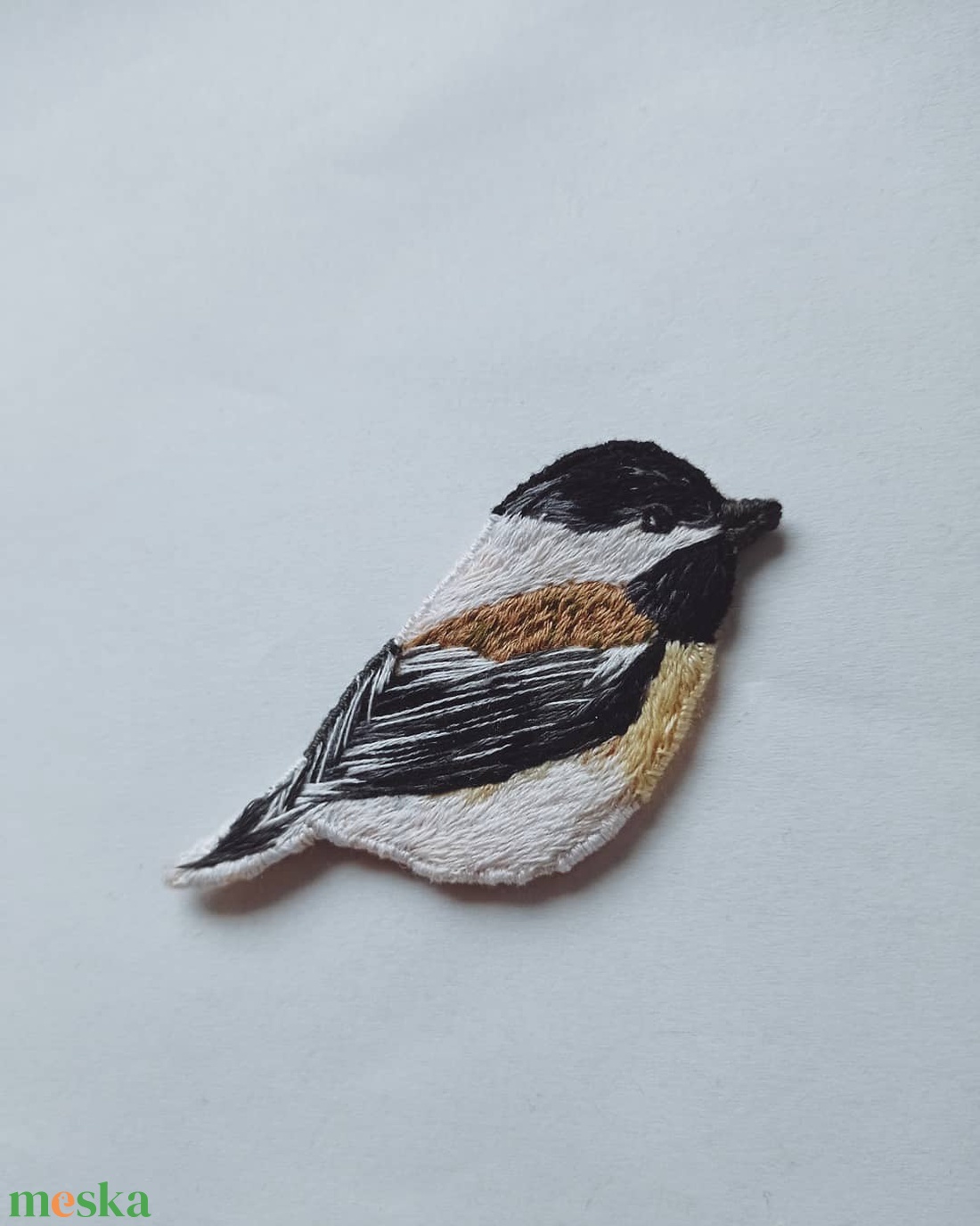 Madár kézzel hímzett bross / Madárka pin / Madaras kitűző / Kanadai cinege bross / Hímzett madár pin - ékszer - kitűző és bross - kitűző - Meska.hu Madár kézzel hímzett bross / Madárka pin / Madaras kitűző / Kanadai cinege bross / Hímzett madár pin - ékszer - kitűző és bross - kitűző - Meska.hu