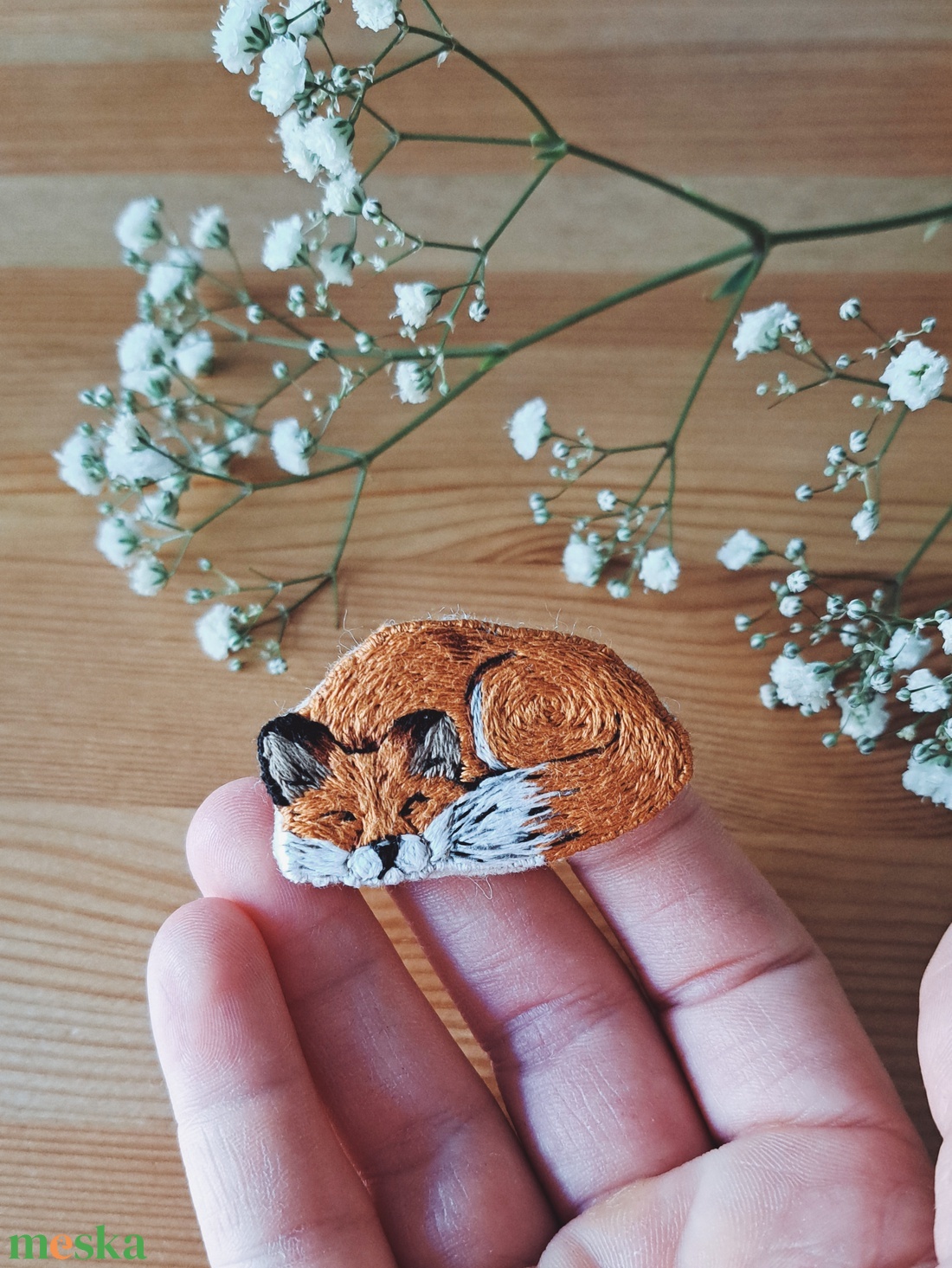 Róka kézzel hímzett bross / Rókás pin / Állatos kitűző / Erdei bross / Hímzett szundikáló róka pin - ékszer - kitűző és bross - kitűző - Meska.hu Róka kézzel hímzett bross / Rókás pin / Állatos kitűző / Erdei bross / Hímzett szundikáló róka pin - ékszer - kitűző és bross - kitűző - Meska.hu