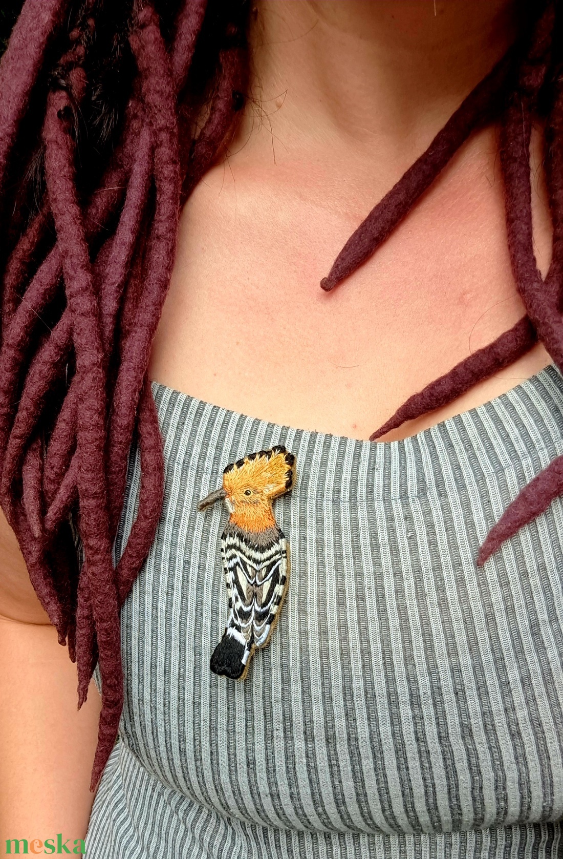 Madár kézzel hímzett bross / Madárka pin / Madaras kitűző / Búbos banka bross / Hímzett madár pin - ékszer - kitűző és bross - kitűző - Meska.hu