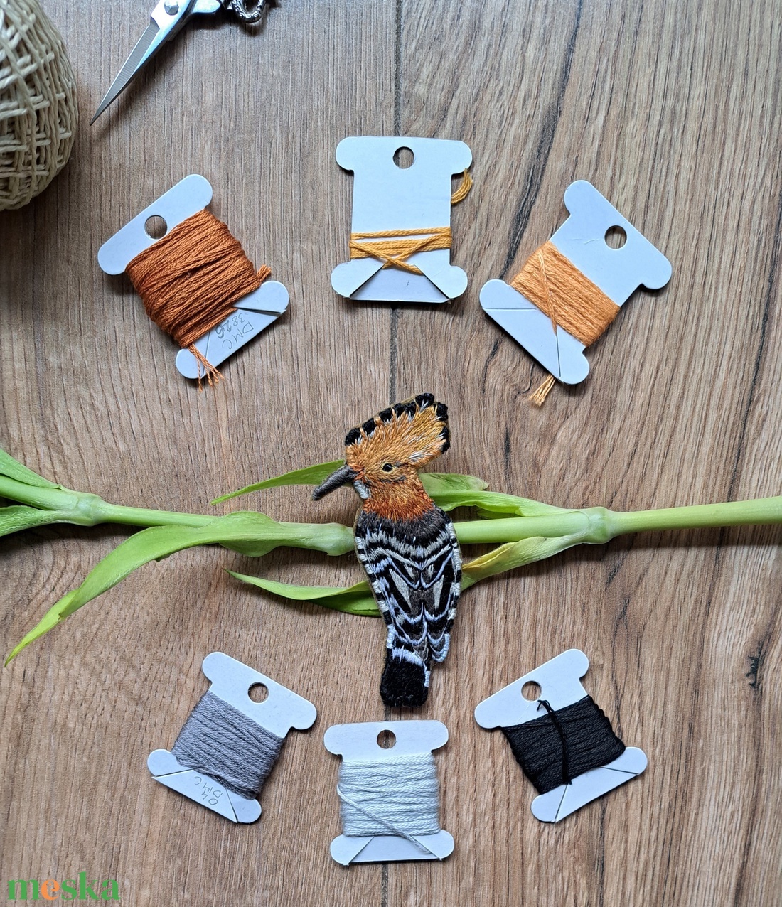 Madár kézzel hímzett bross / Madárka pin / Madaras kitűző / Búbos banka bross / Hímzett madár pin - ékszer - kitűző és bross - kitűző - Meska.hu