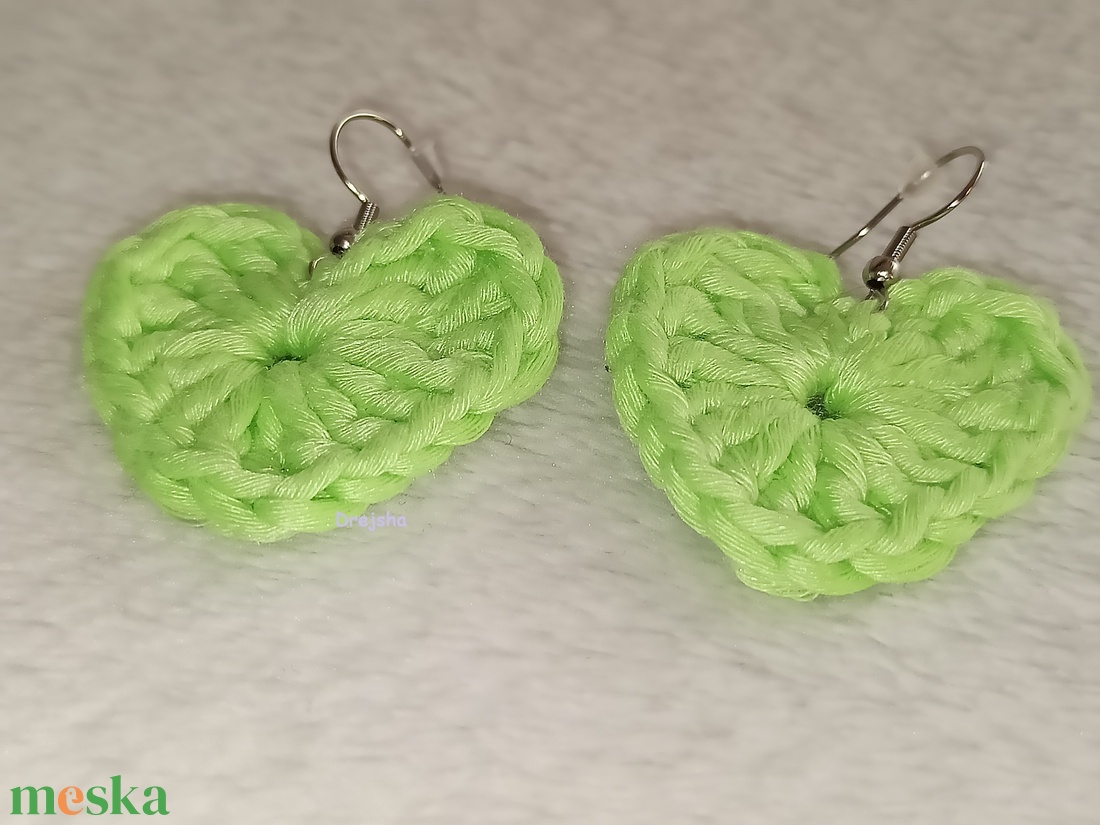 Világoszöld világítós szívecske fülbevaló - ékszer - fülbevaló - lógó fülbevaló - Meska.hu