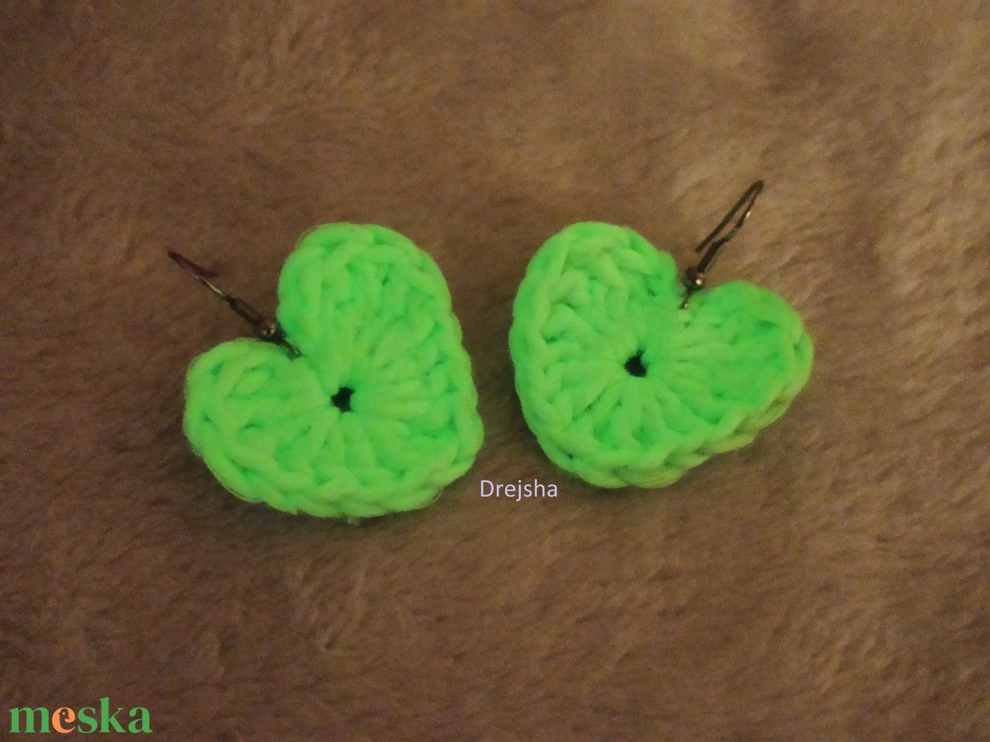 Világoszöld világítós szívecske fülbevaló - ékszer - fülbevaló - lógó fülbevaló - Meska.hu