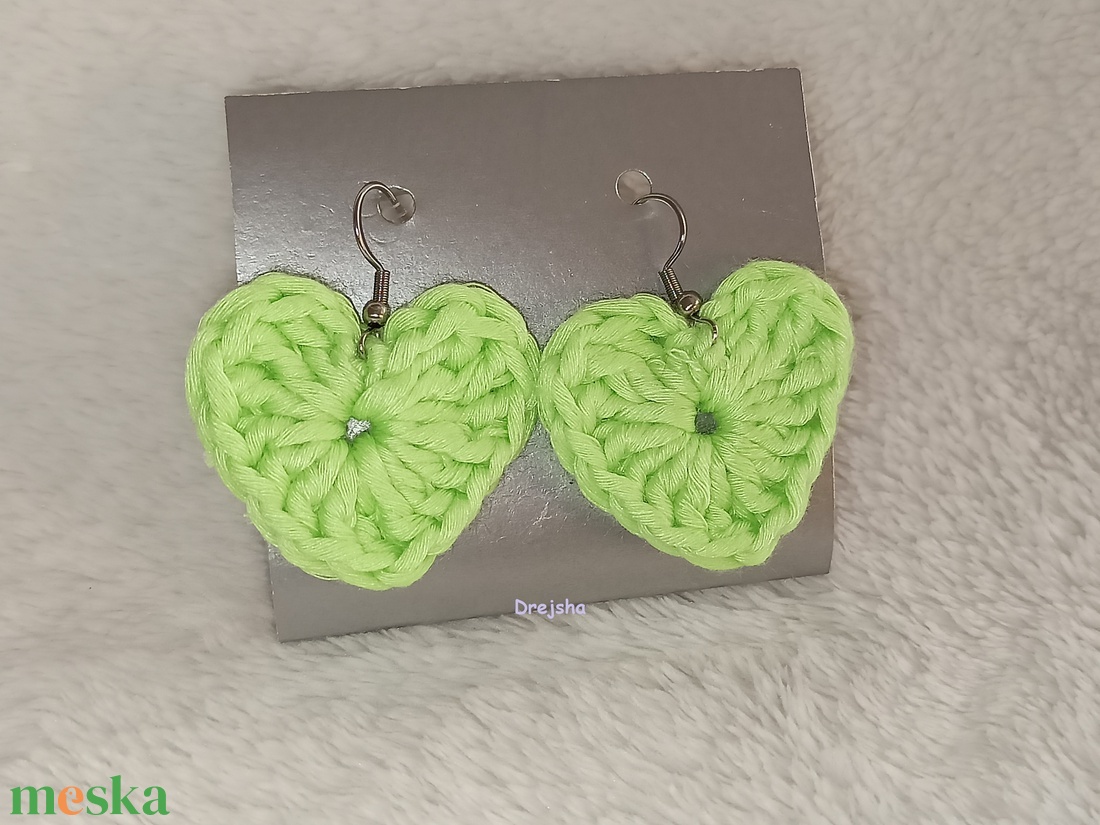 Világoszöld világítós szívecske fülbevaló - ékszer - fülbevaló - lógó fülbevaló - Meska.hu