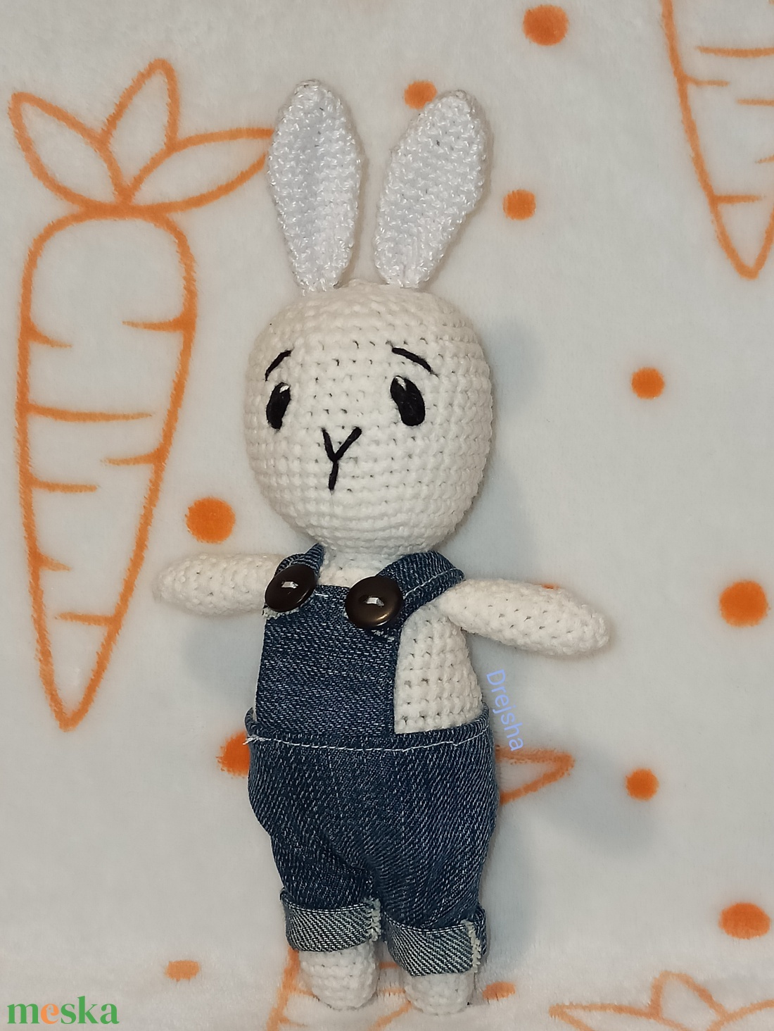 Horgolt fehér nyuszi kantáros farmernadrágban - játék & sport - plüssállat & játékfigura - nyuszi - Meska.hu