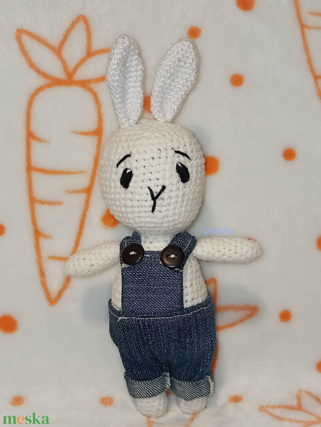 Horgolt fehér nyuszi kantáros farmernadrágban - játék & sport - plüssállat & játékfigura - nyuszi - Meska.hu