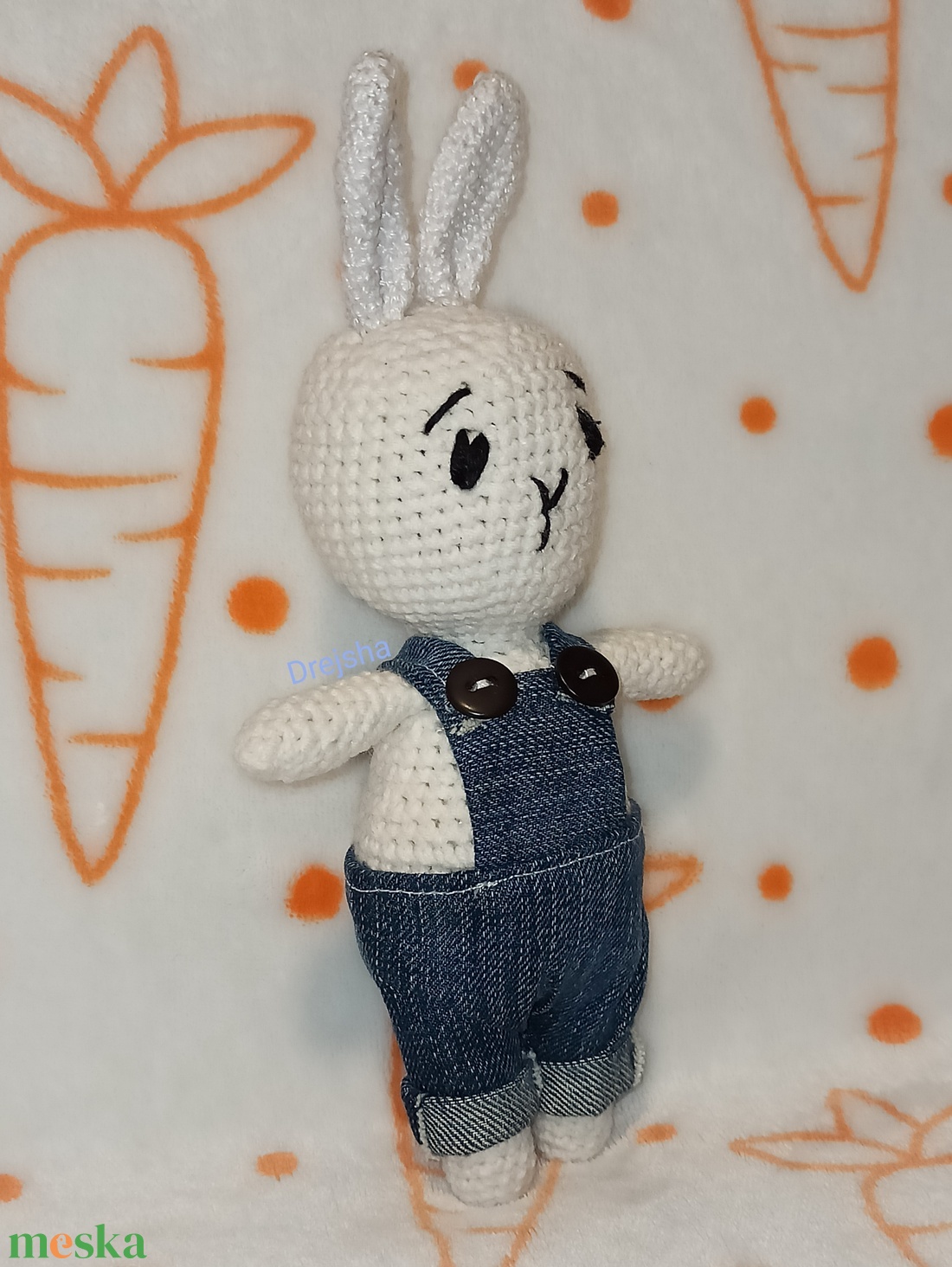 Horgolt fehér nyuszi kantáros farmernadrágban - játék & sport - plüssállat & játékfigura - nyuszi - Meska.hu