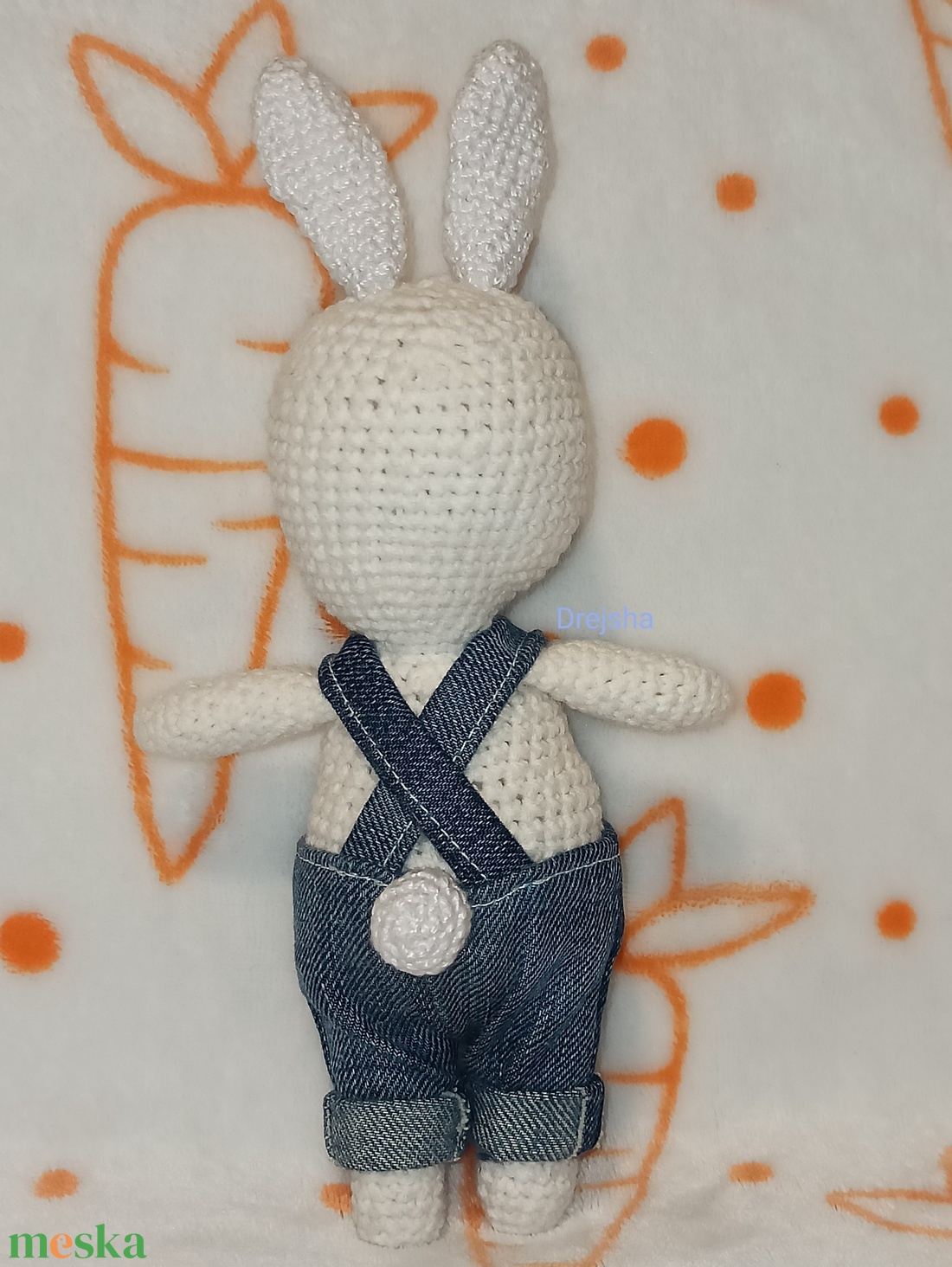Horgolt fehér nyuszi kantáros farmernadrágban - játék & sport - plüssállat & játékfigura - nyuszi - Meska.hu
