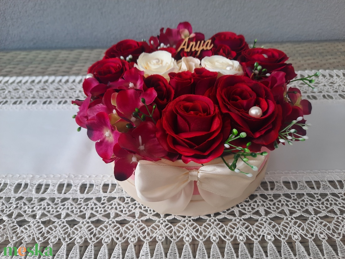 Virágdoboz bordó,ekrü színben - otthon & életmód - dekoráció - asztal és polc dekoráció - asztaldísz - Meska.hu